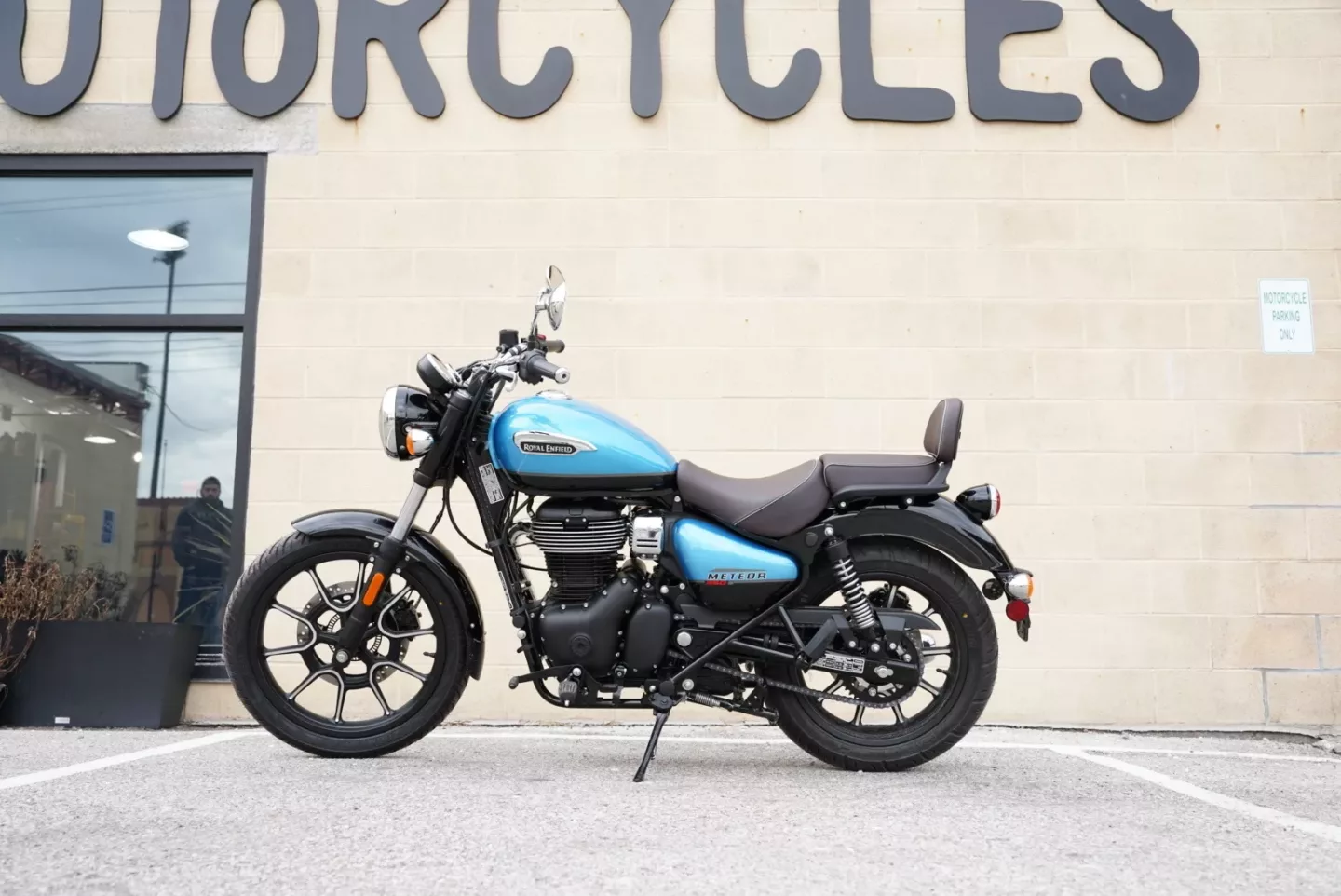 6727b0b5e443ba54de20d526 2024 Royal Enfield Meteor 350 - Supernova Blue
