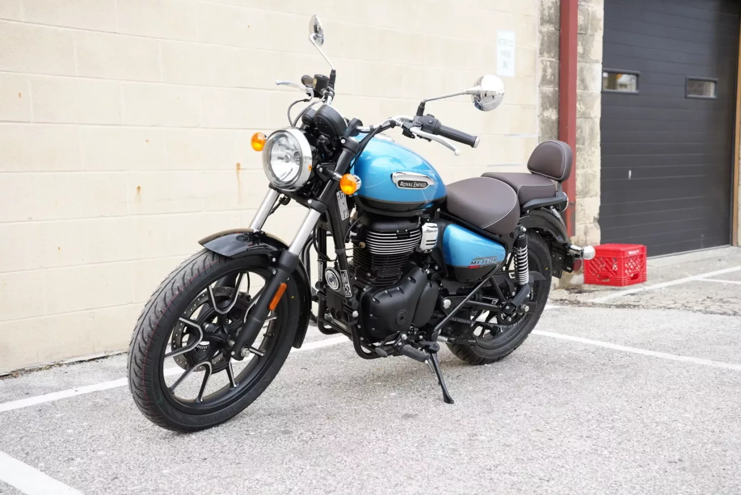 6727b0c8f457ab775c0176b9 2024 Royal Enfield Meteor 350 - Supernova Blue