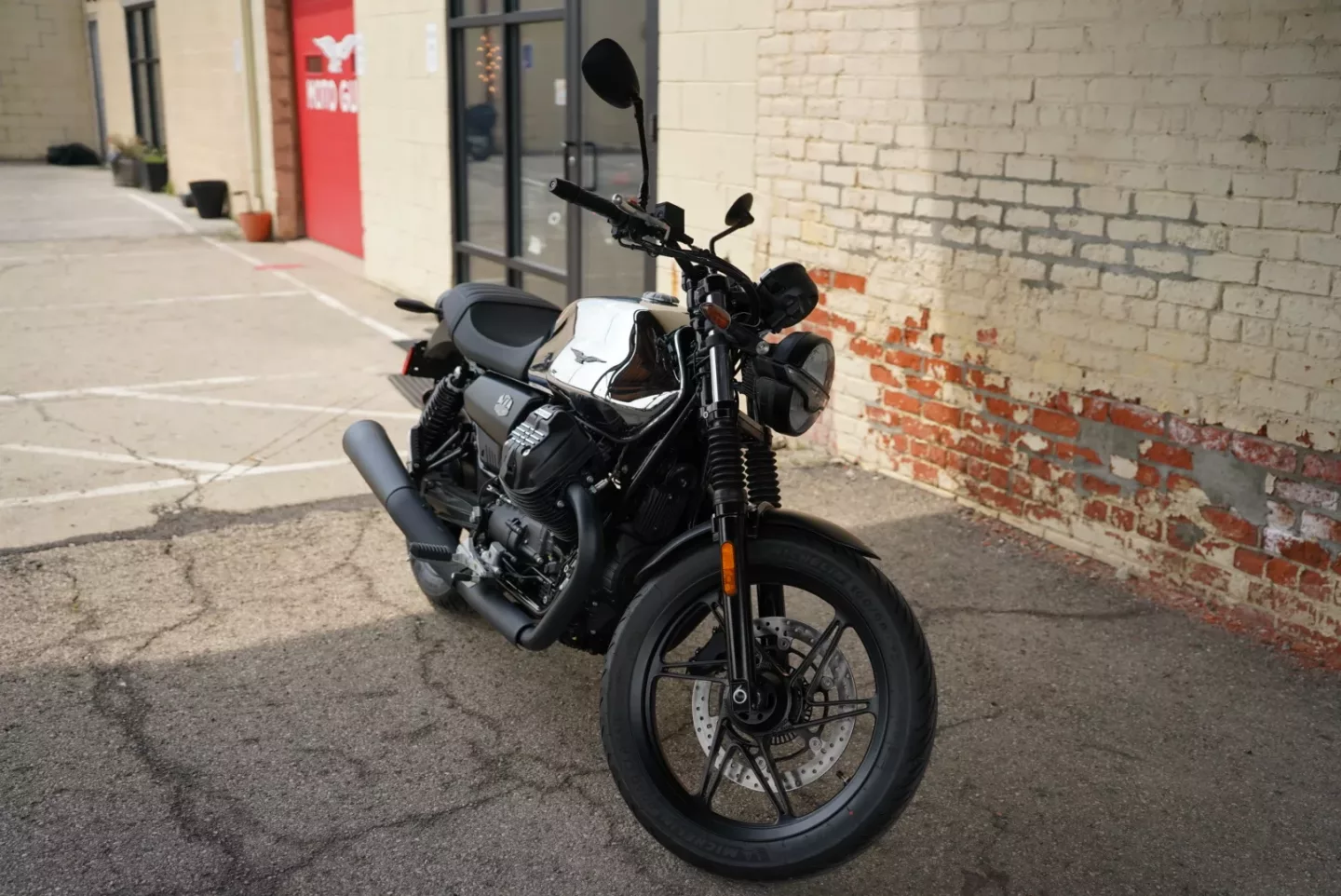 2025 Moto Guzzi V7 Stone - Chrome