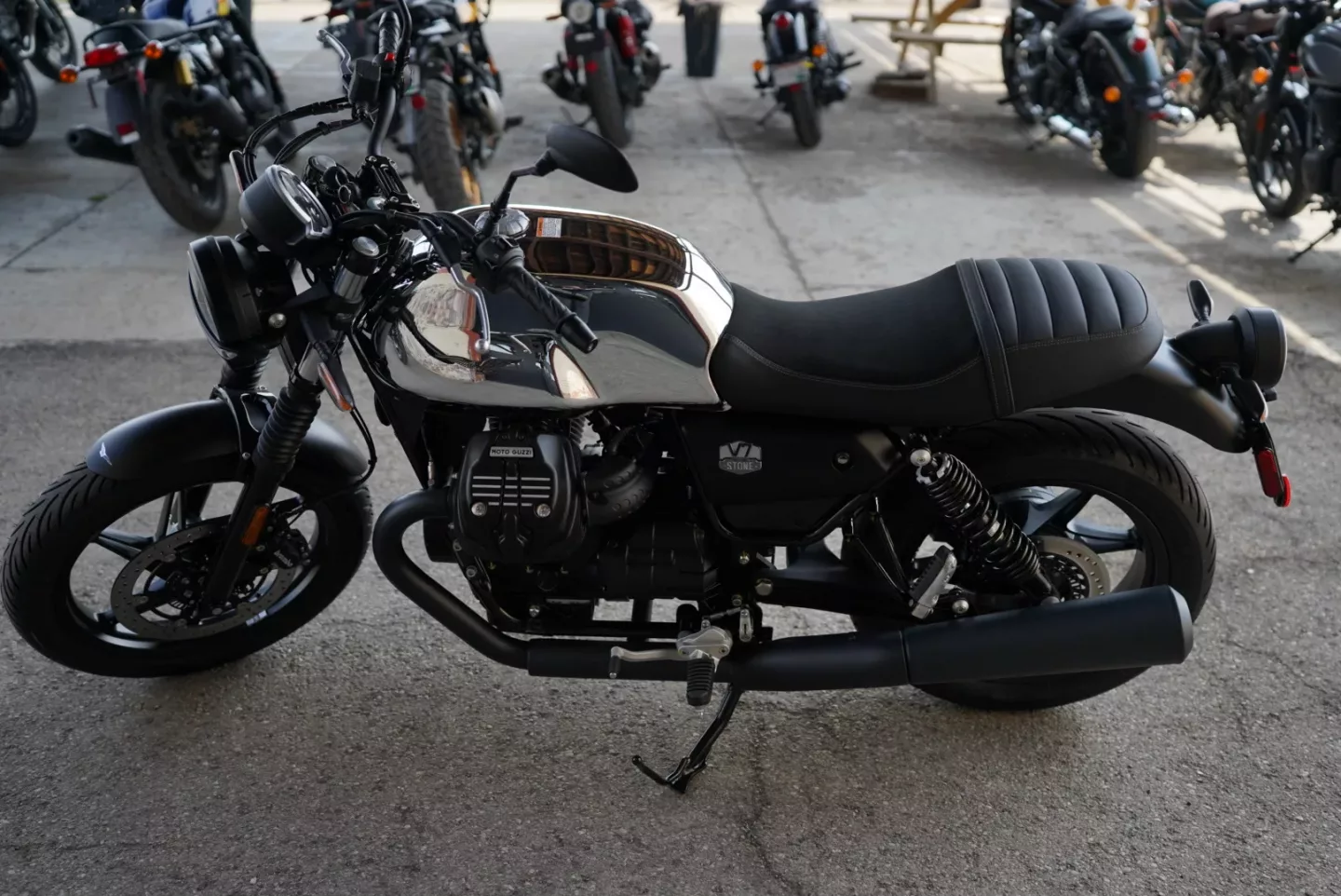 2025 Moto Guzzi V7 Stone - Chrome