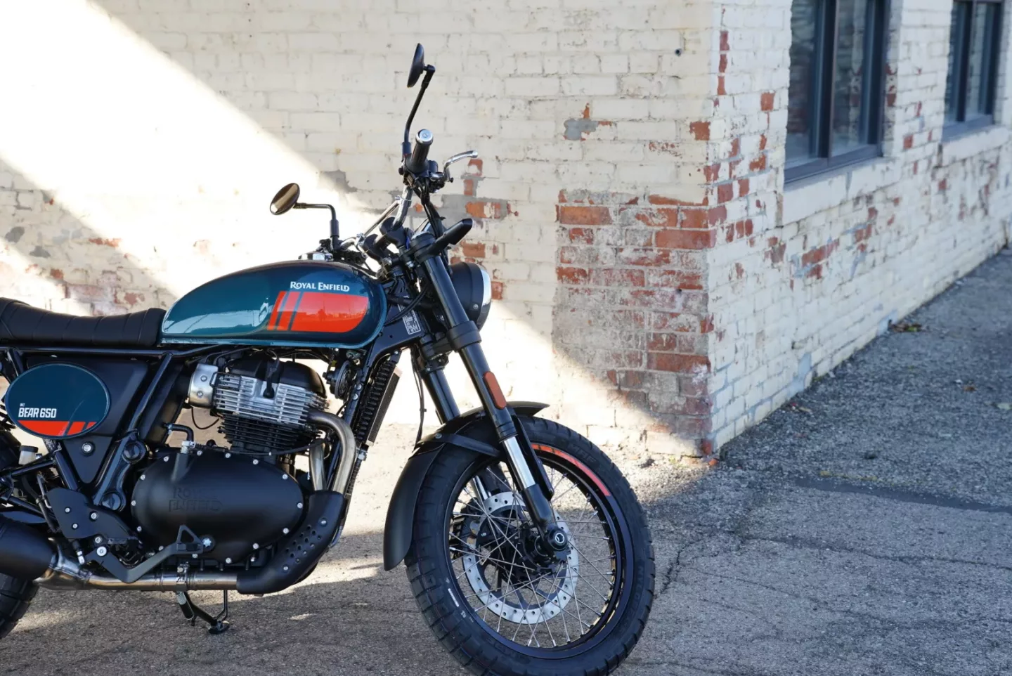 6980eeb01f1744707b044832 2025 Royal Enfield Bear 650 - Petrol Green - Demo