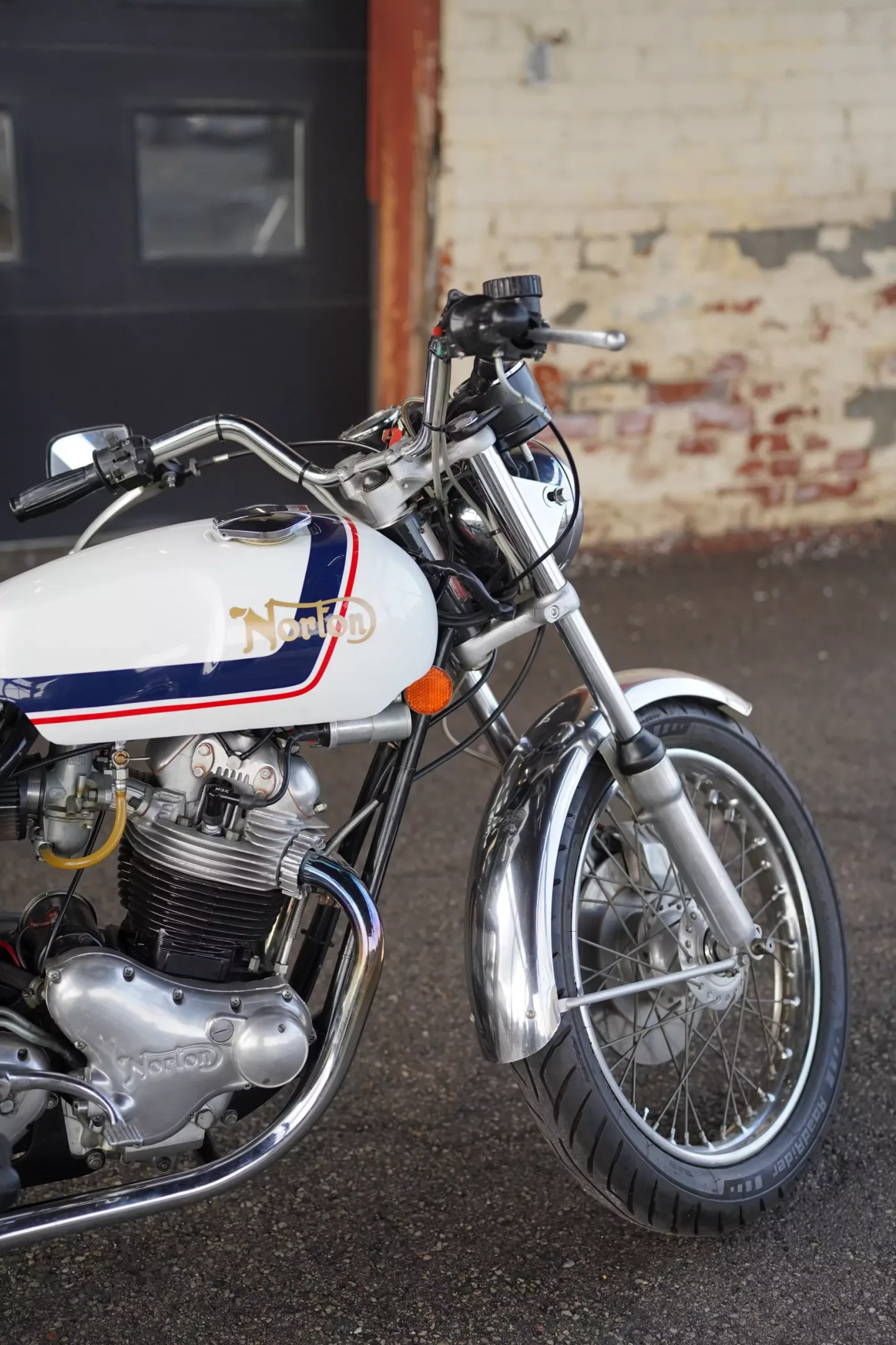 69a08c9184a2d0eb3f0cae13 1975 Norton Commando 850