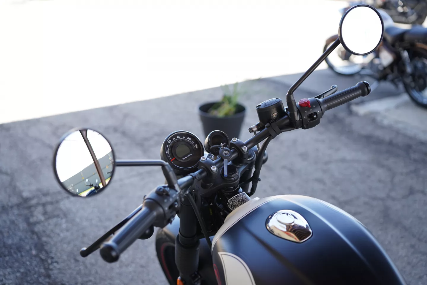 DSC00046 2027 Royal Enfield Hunter 350 - Tokyo Black