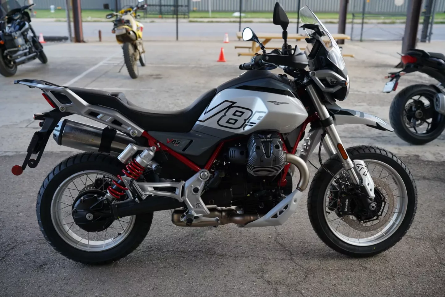 DSC00216 2025 Moto Guzzi V85TT - GRIGIO TAMBORA
