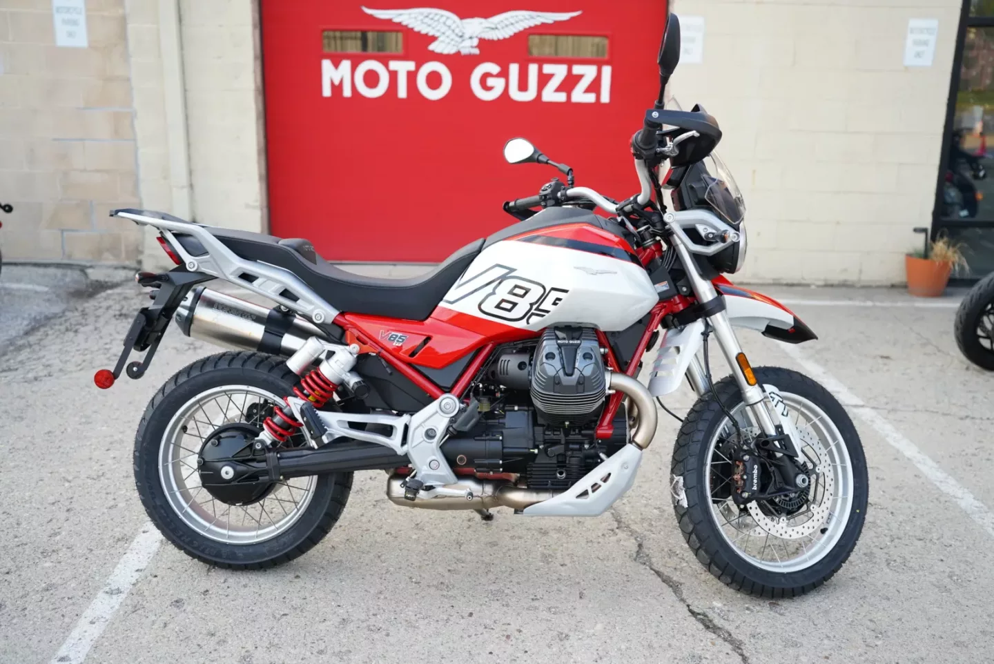 DSC00334 (1) 2025 Moto Guzzi V85TT - ROSSO FUJI