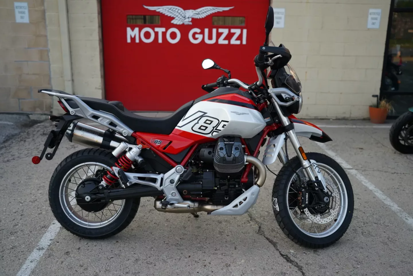 DSC00335 2025 Moto Guzzi V85TT - ROSSO FUJI