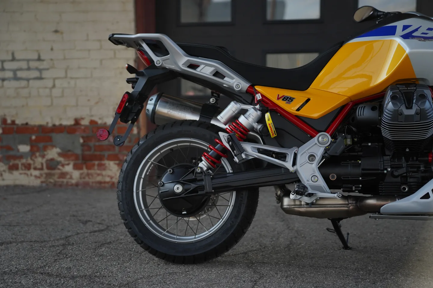 2027 Moto Guzzi V85TT - Giallo Wadi