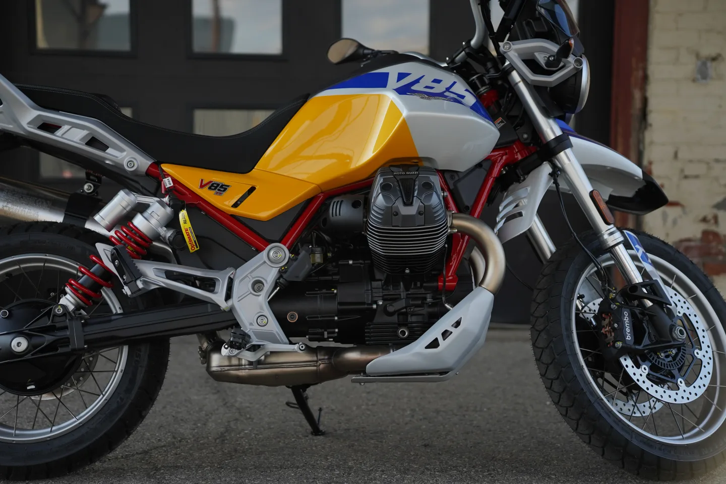 2027 Moto Guzzi V85TT - Giallo Wadi