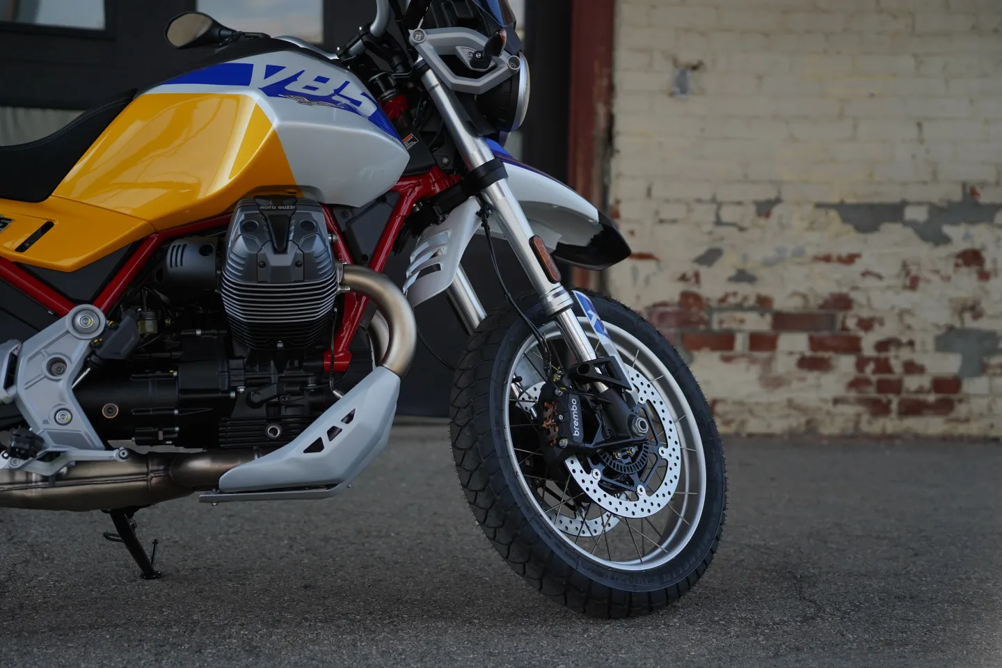 2027 Moto Guzzi V85TT - Giallo Wadi