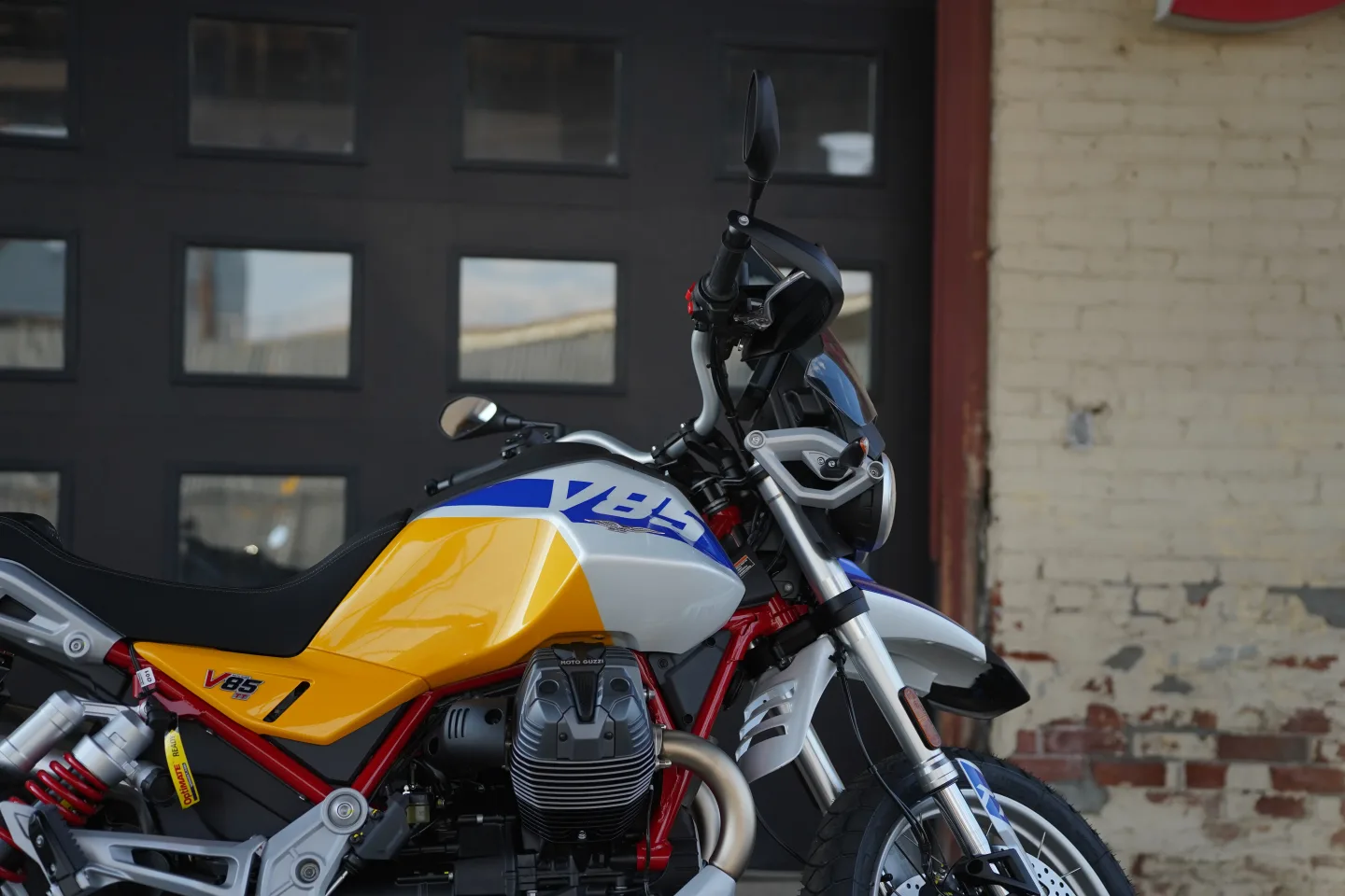 2027 Moto Guzzi V85TT - Giallo Wadi