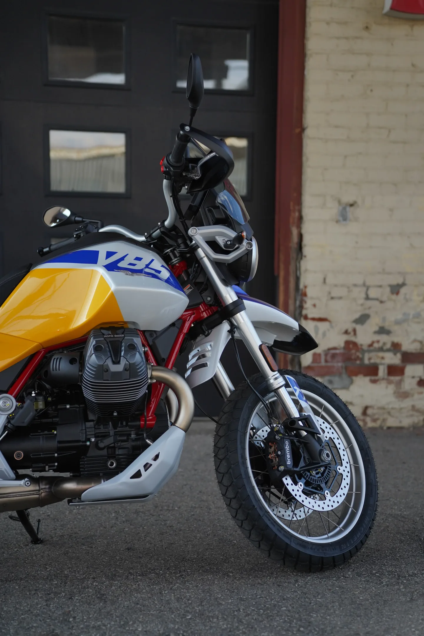 2027 Moto Guzzi V85TT - Giallo Wadi