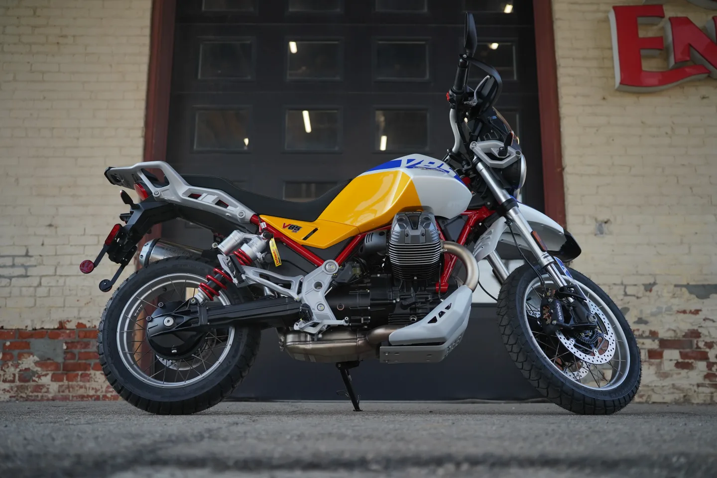 2027 Moto Guzzi V85TT - Giallo Wadi