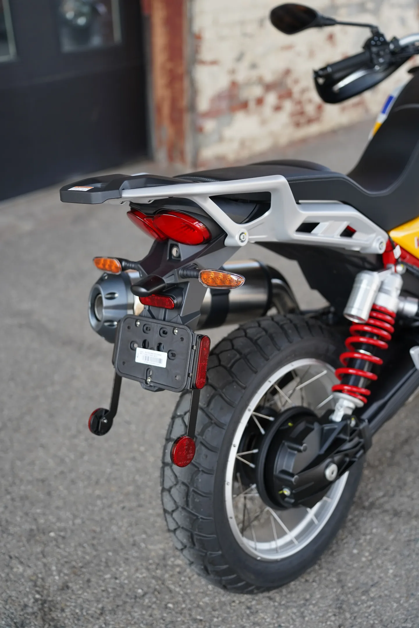 2027 Moto Guzzi V85TT - Giallo Wadi