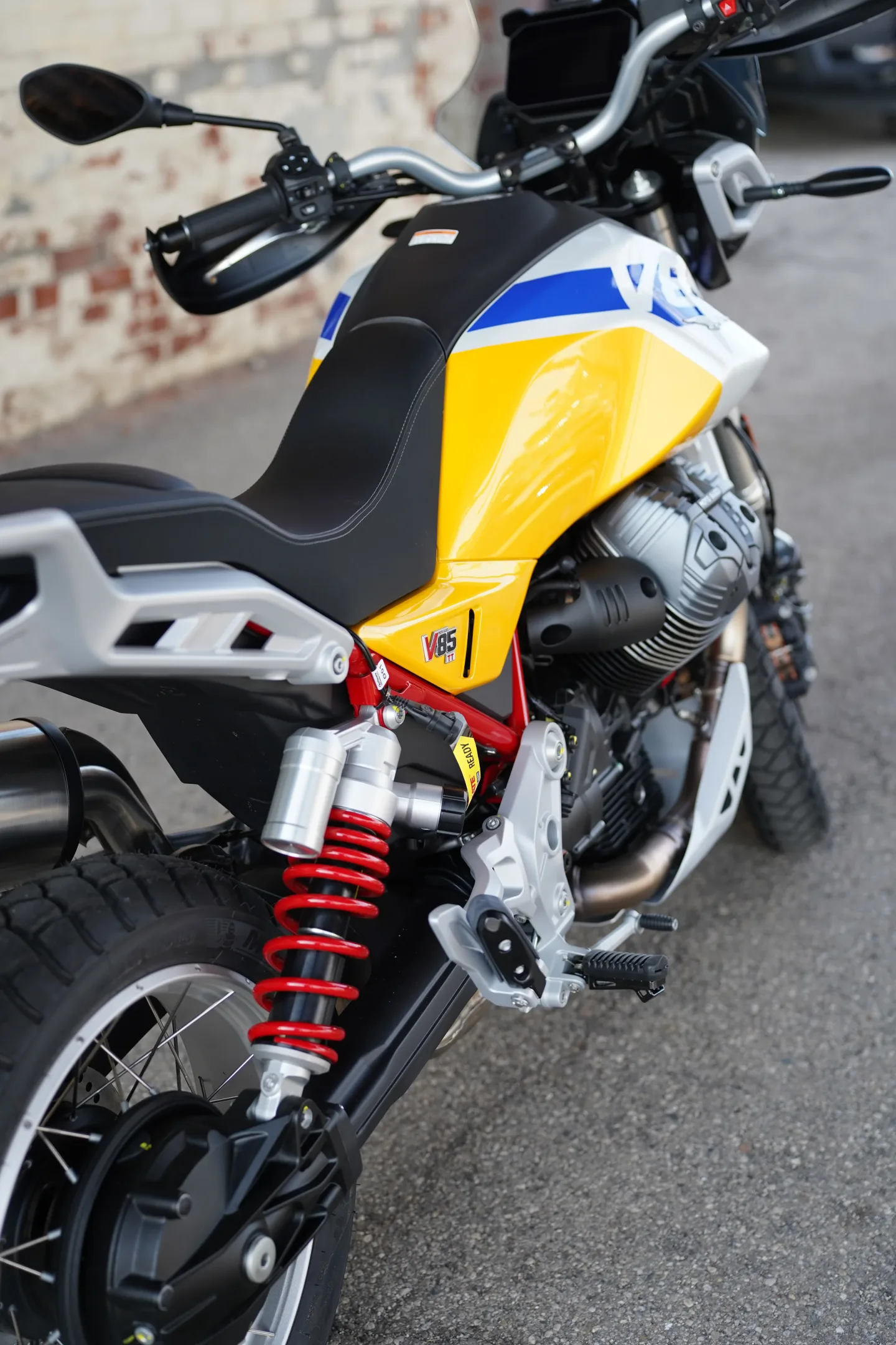 2027 Moto Guzzi V85TT - Giallo Wadi
