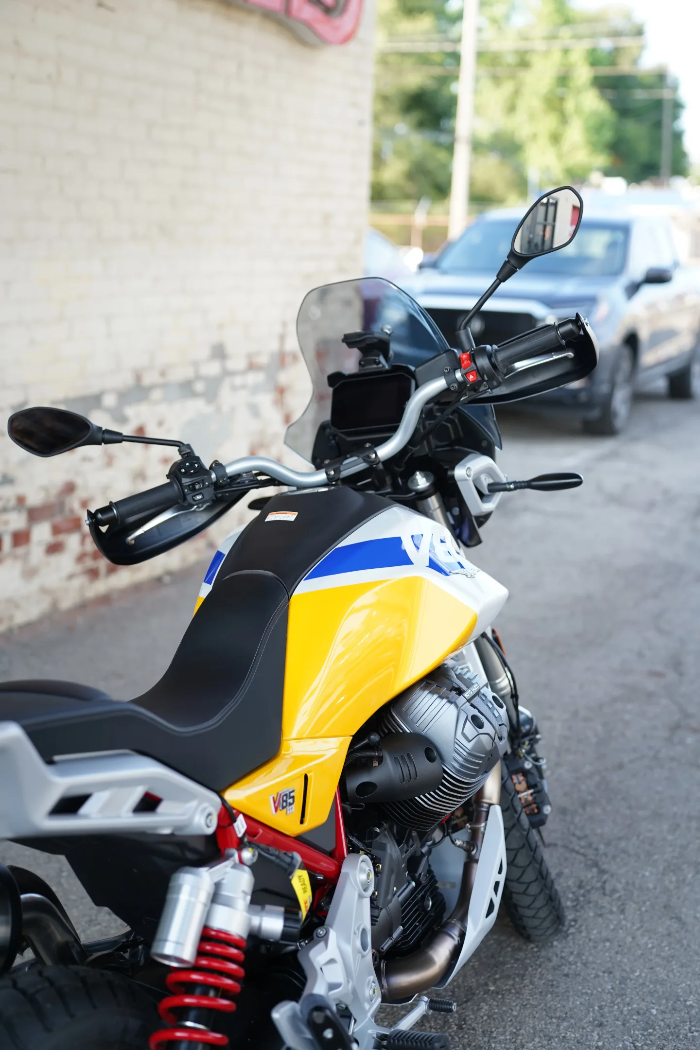 2027 Moto Guzzi V85TT - Giallo Wadi