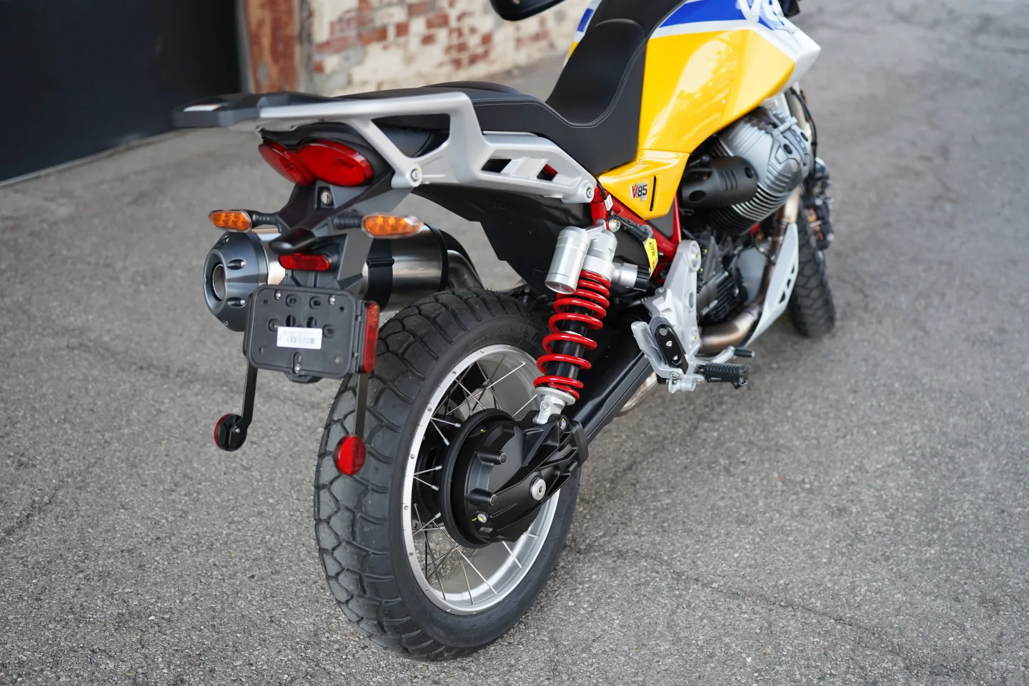 2027 Moto Guzzi V85TT - Giallo Wadi