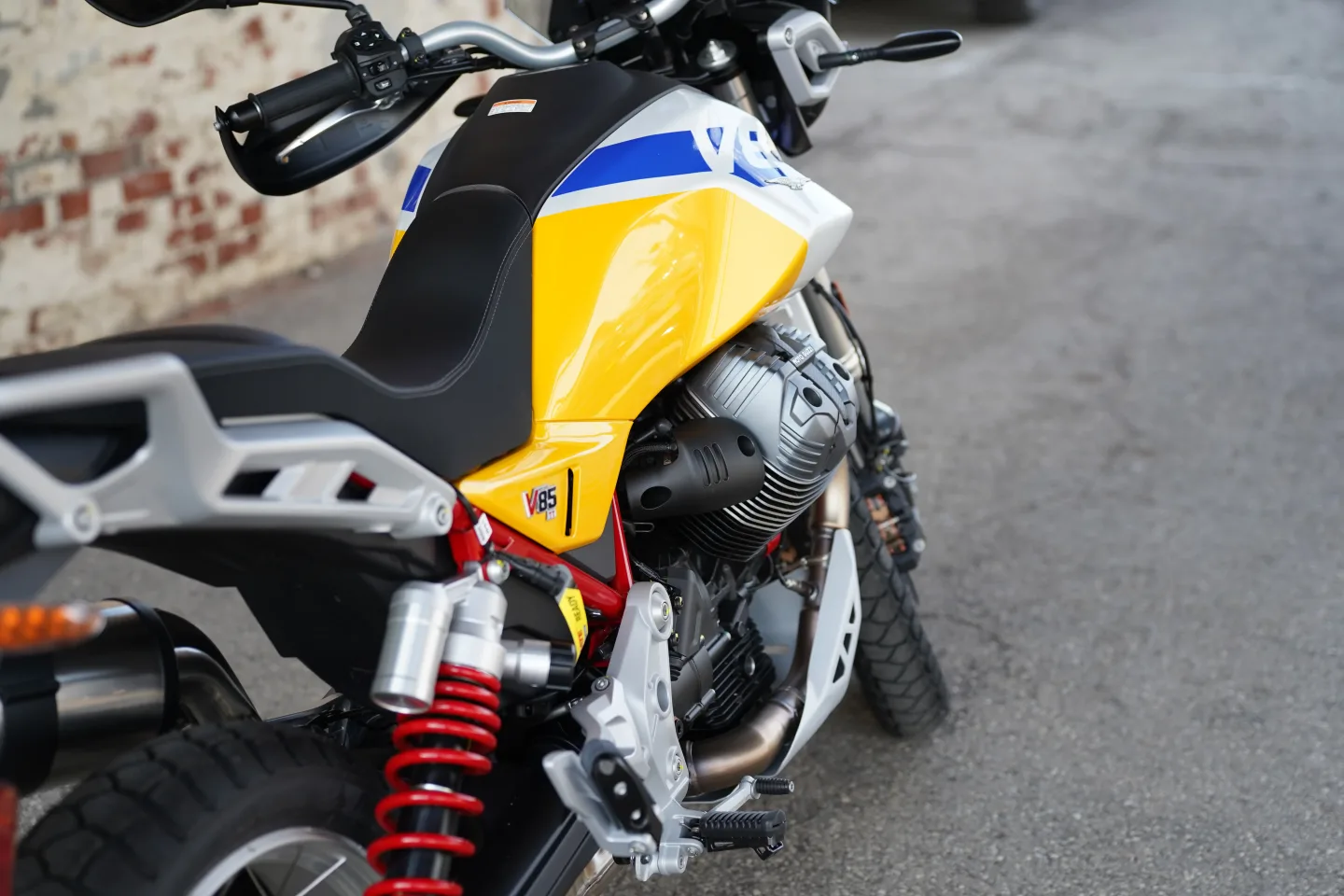 2027 Moto Guzzi V85TT - Giallo Wadi