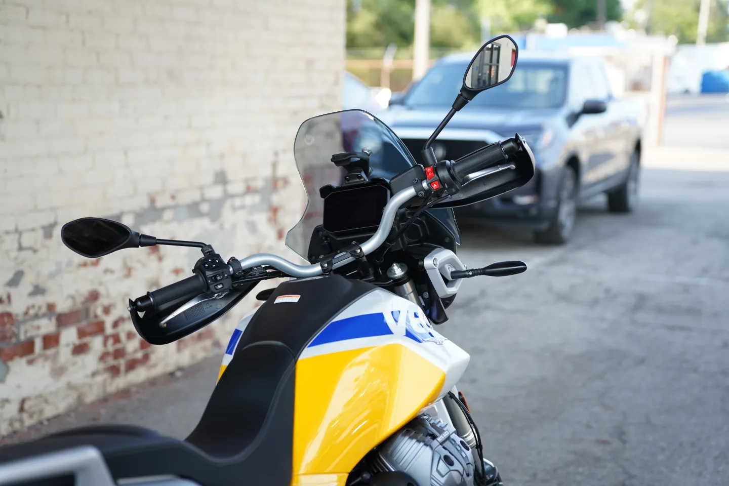 2027 Moto Guzzi V85TT - Giallo Wadi
