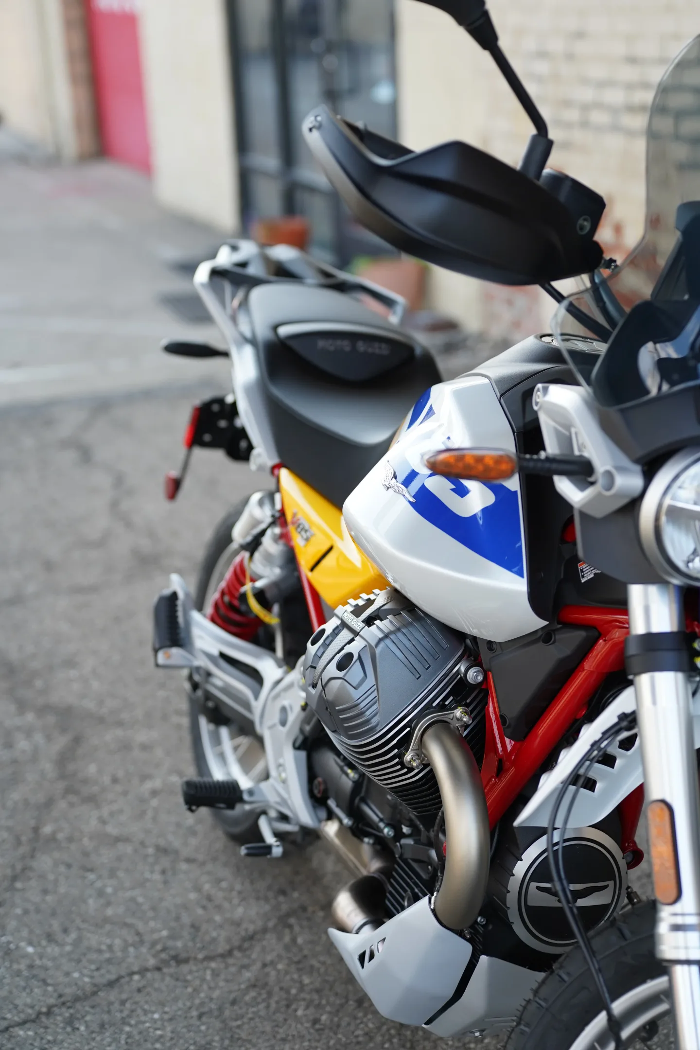 2027 Moto Guzzi V85TT - Giallo Wadi