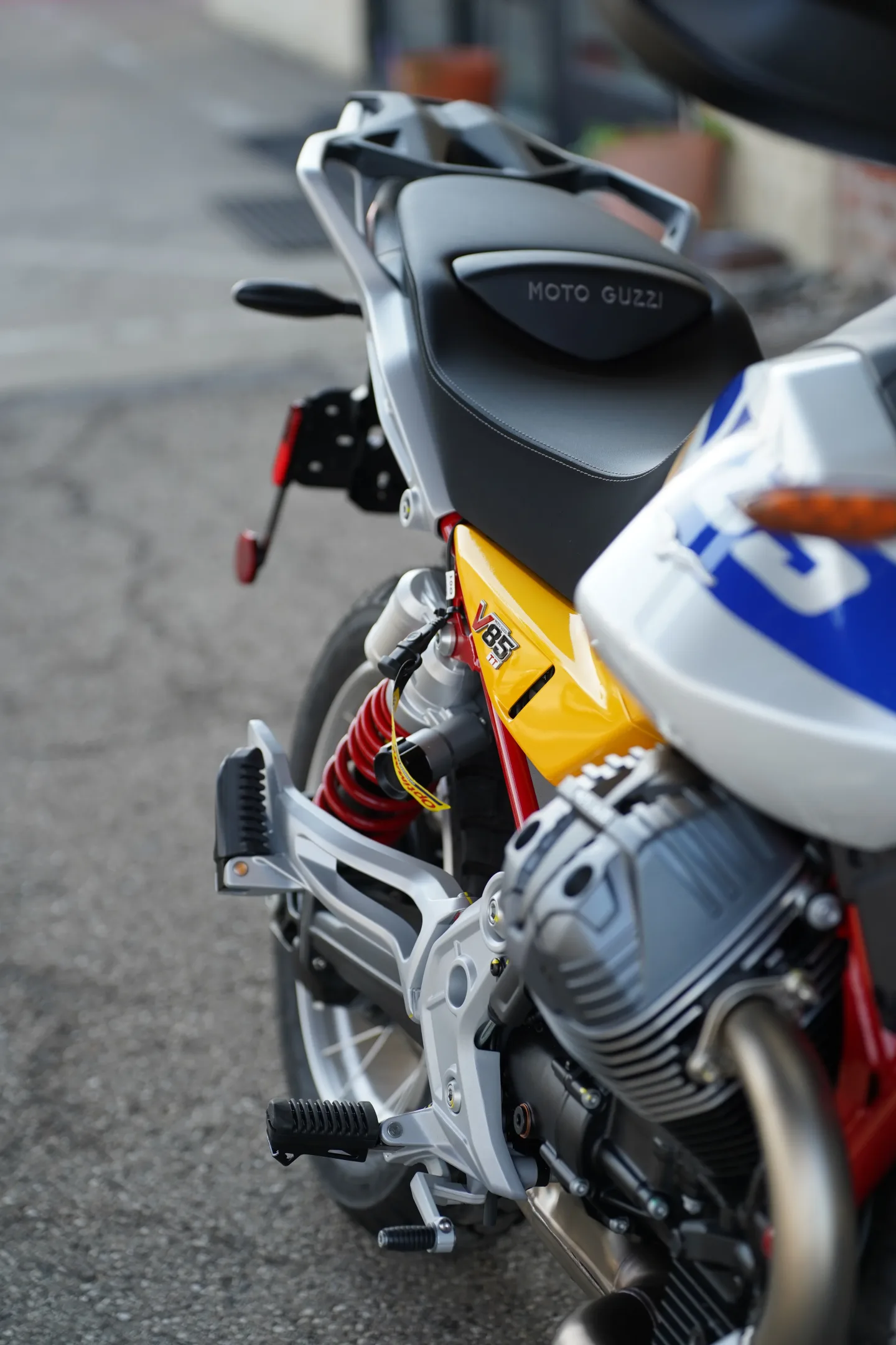 2027 Moto Guzzi V85TT - Giallo Wadi