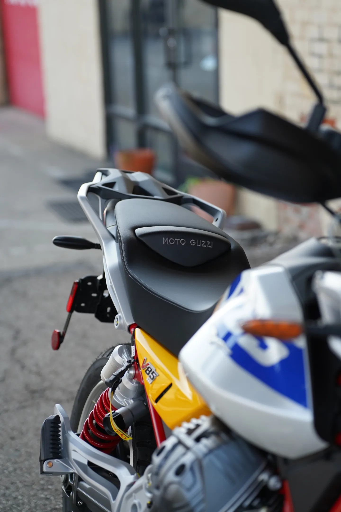 2027 Moto Guzzi V85TT - Giallo Wadi