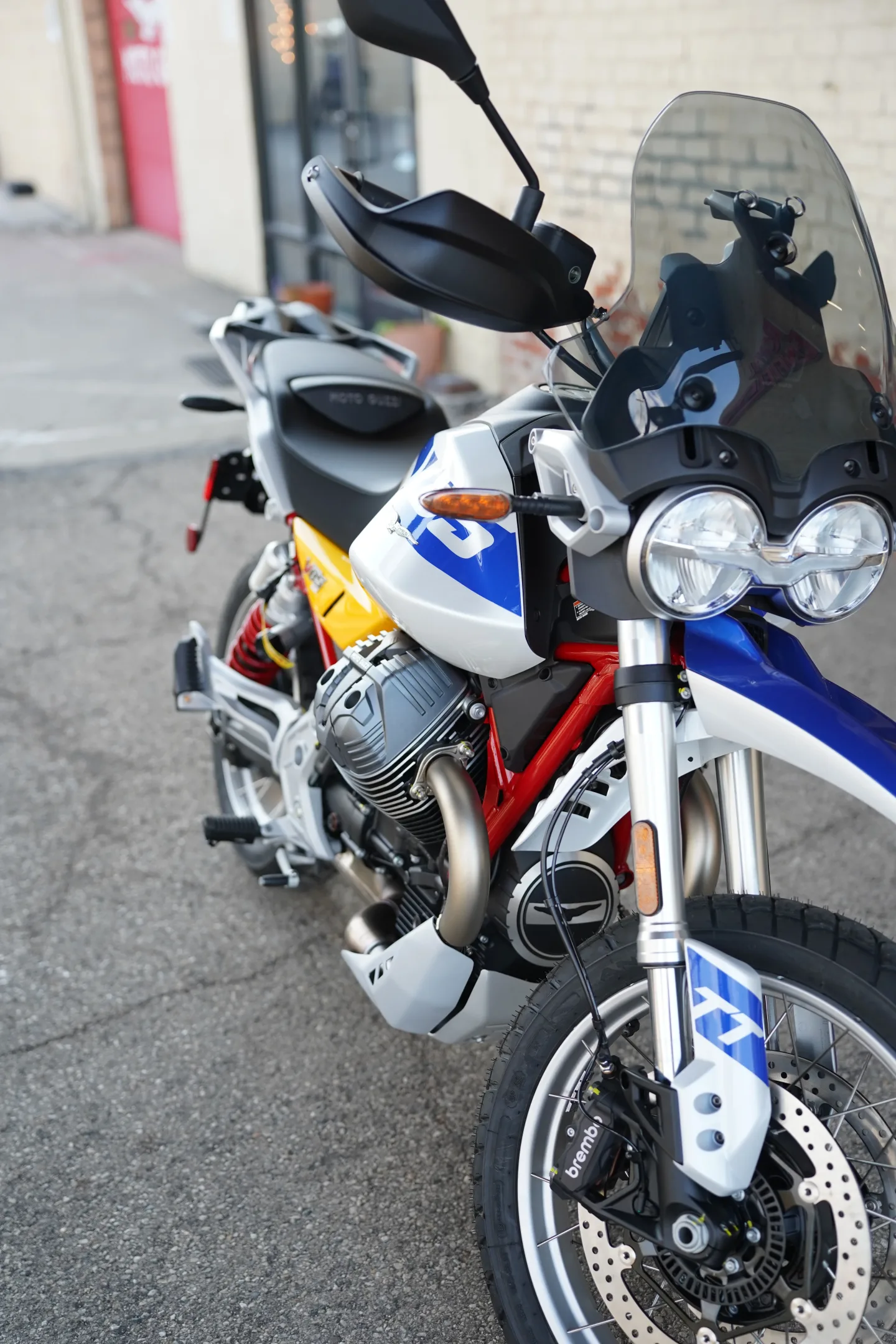2027 Moto Guzzi V85TT - Giallo Wadi