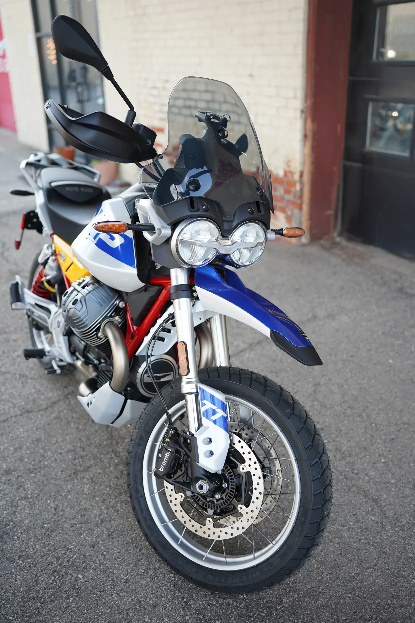 2027 Moto Guzzi V85TT - Giallo Wadi