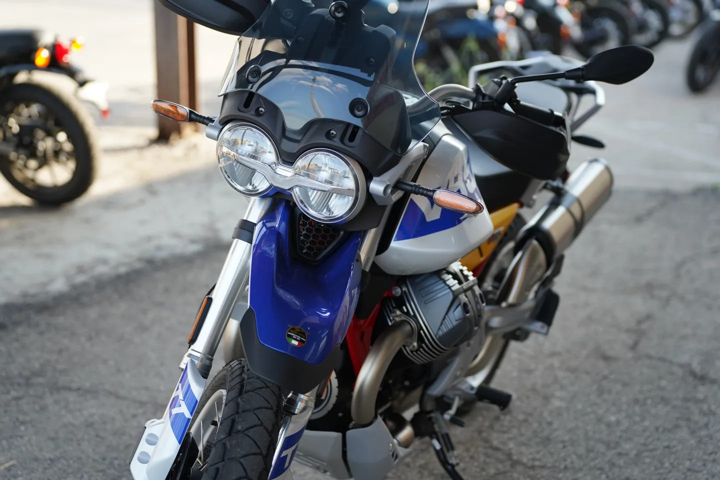 2027 Moto Guzzi V85TT - Giallo Wadi