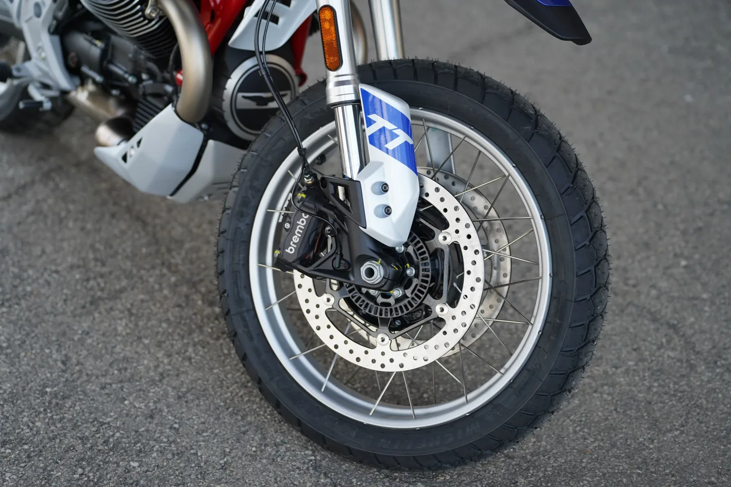 2027 Moto Guzzi V85TT - Giallo Wadi