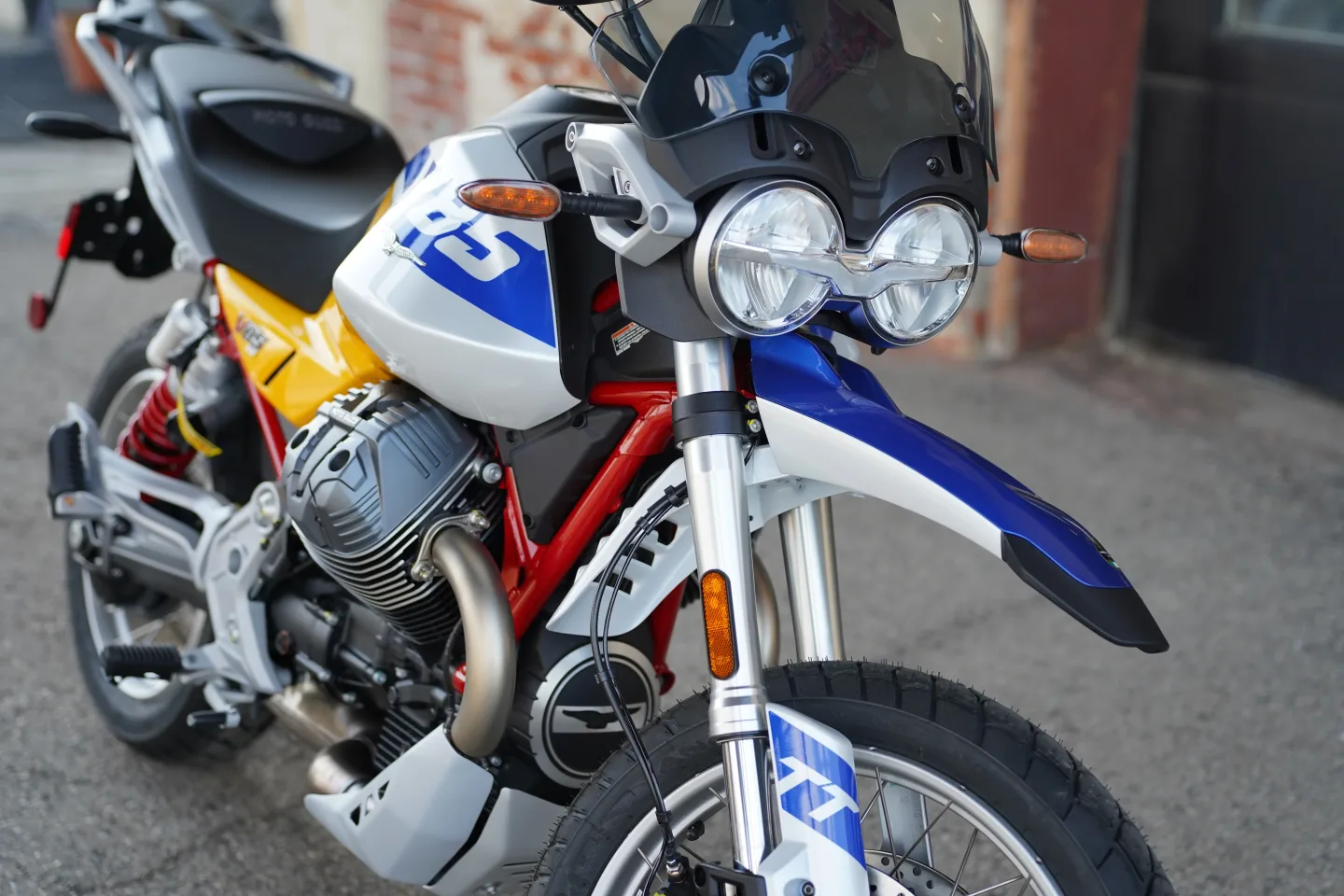 2027 Moto Guzzi V85TT - Giallo Wadi