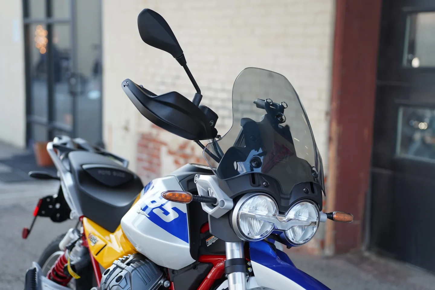 2027 Moto Guzzi V85TT - Giallo Wadi