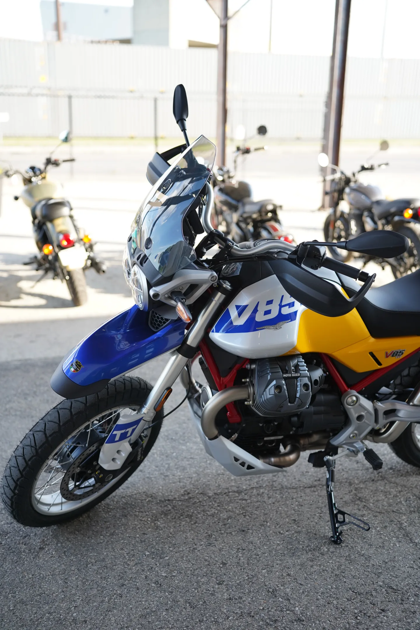 2027 Moto Guzzi V85TT - Giallo Wadi