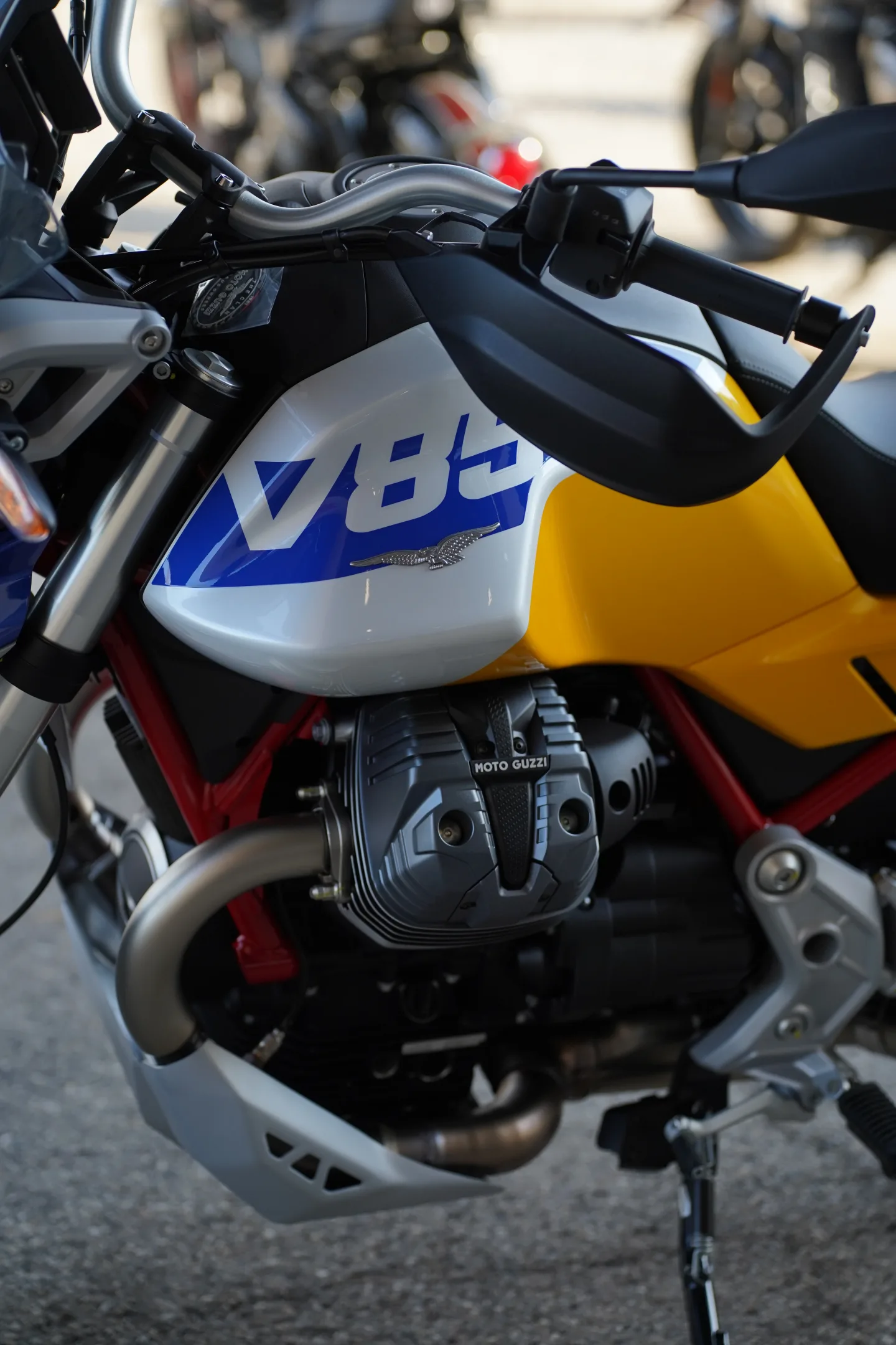 2027 Moto Guzzi V85TT - Giallo Wadi