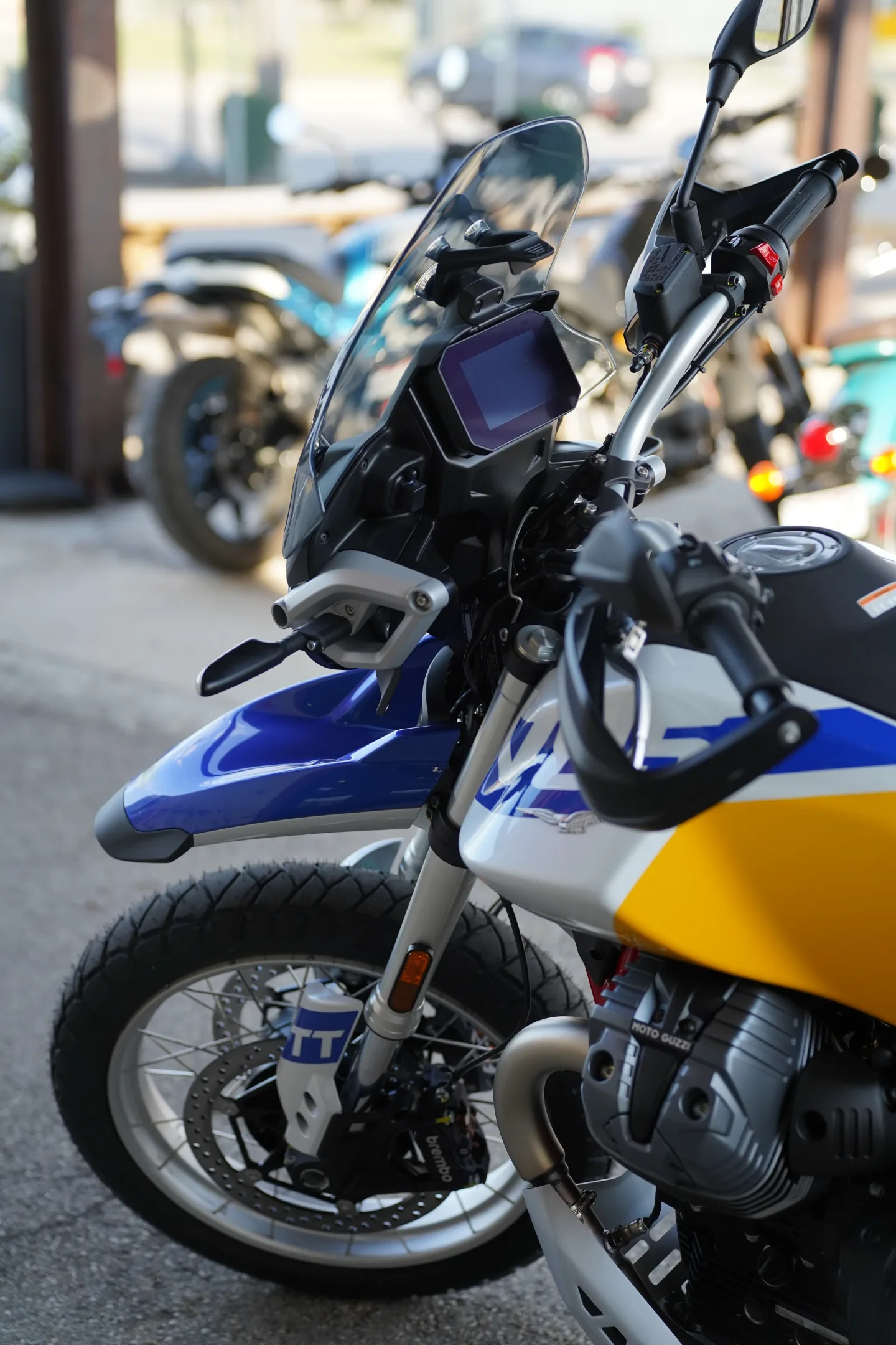 2027 Moto Guzzi V85TT - Giallo Wadi