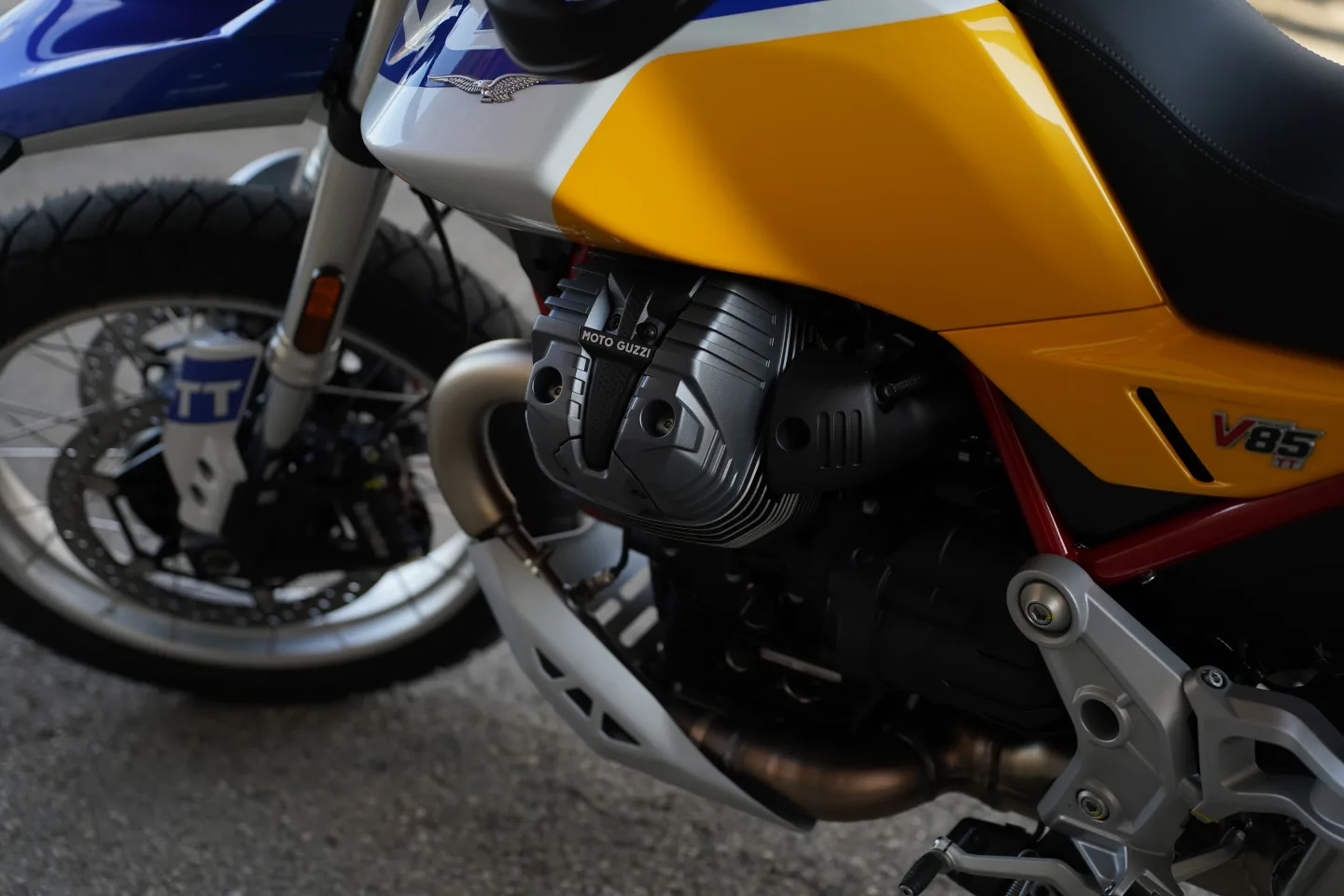2027 Moto Guzzi V85TT - Giallo Wadi