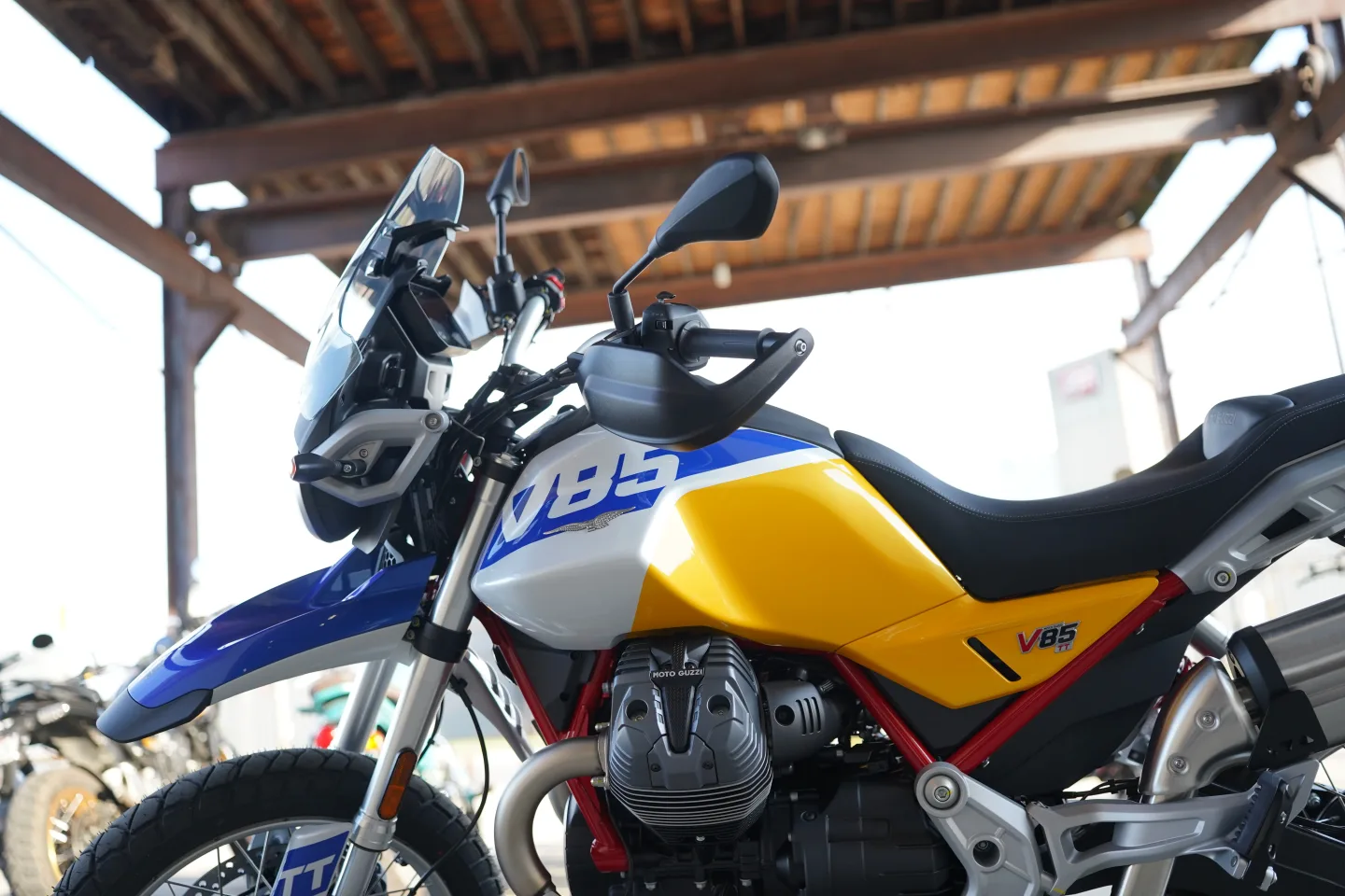 2027 Moto Guzzi V85TT - Giallo Wadi