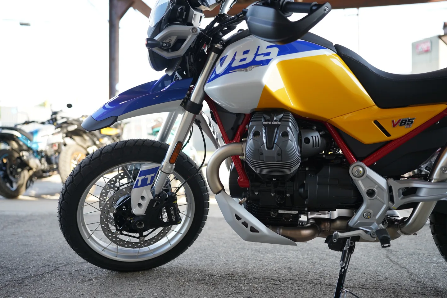 2027 Moto Guzzi V85TT - Giallo Wadi