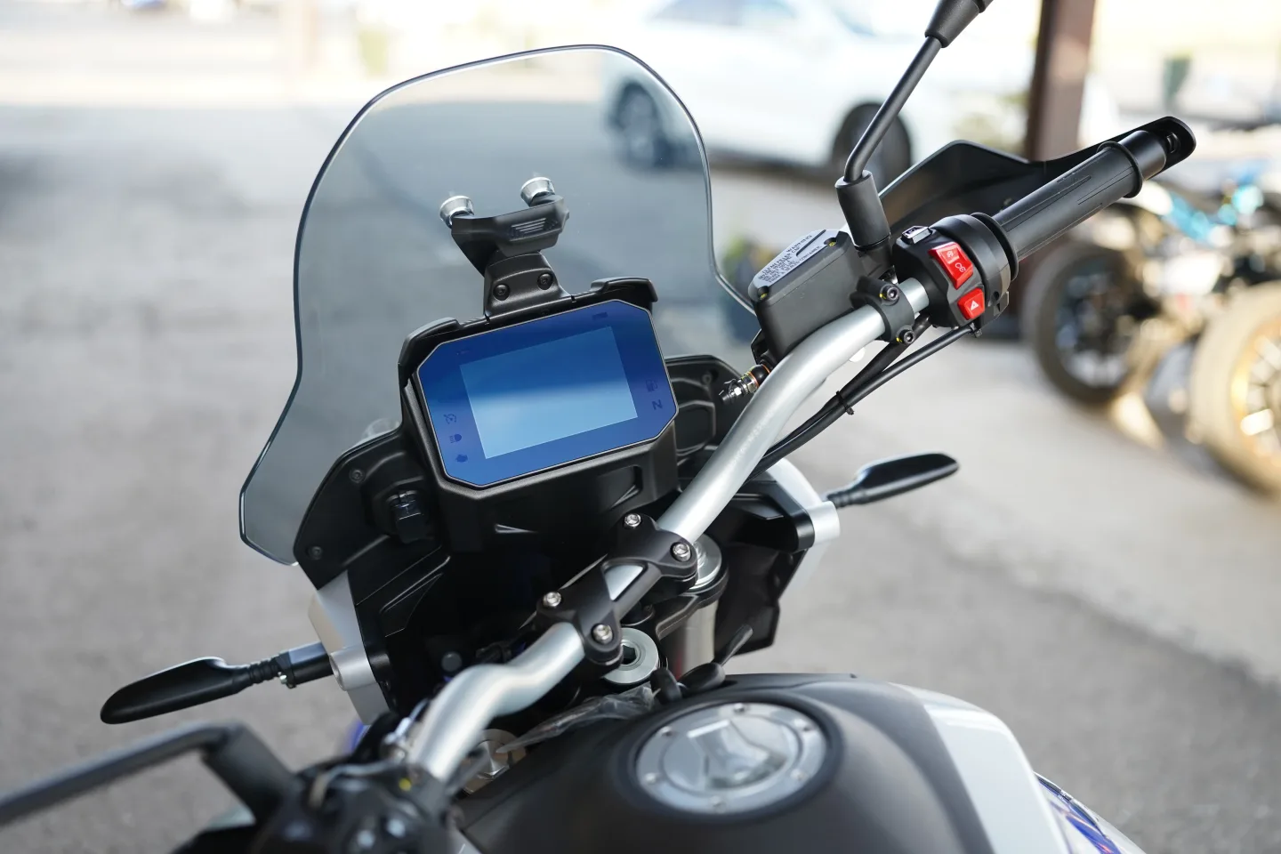 2027 Moto Guzzi V85TT - Giallo Wadi