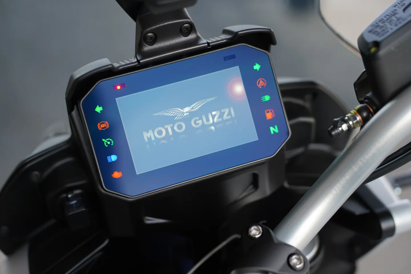 2027 Moto Guzzi V85TT - Giallo Wadi