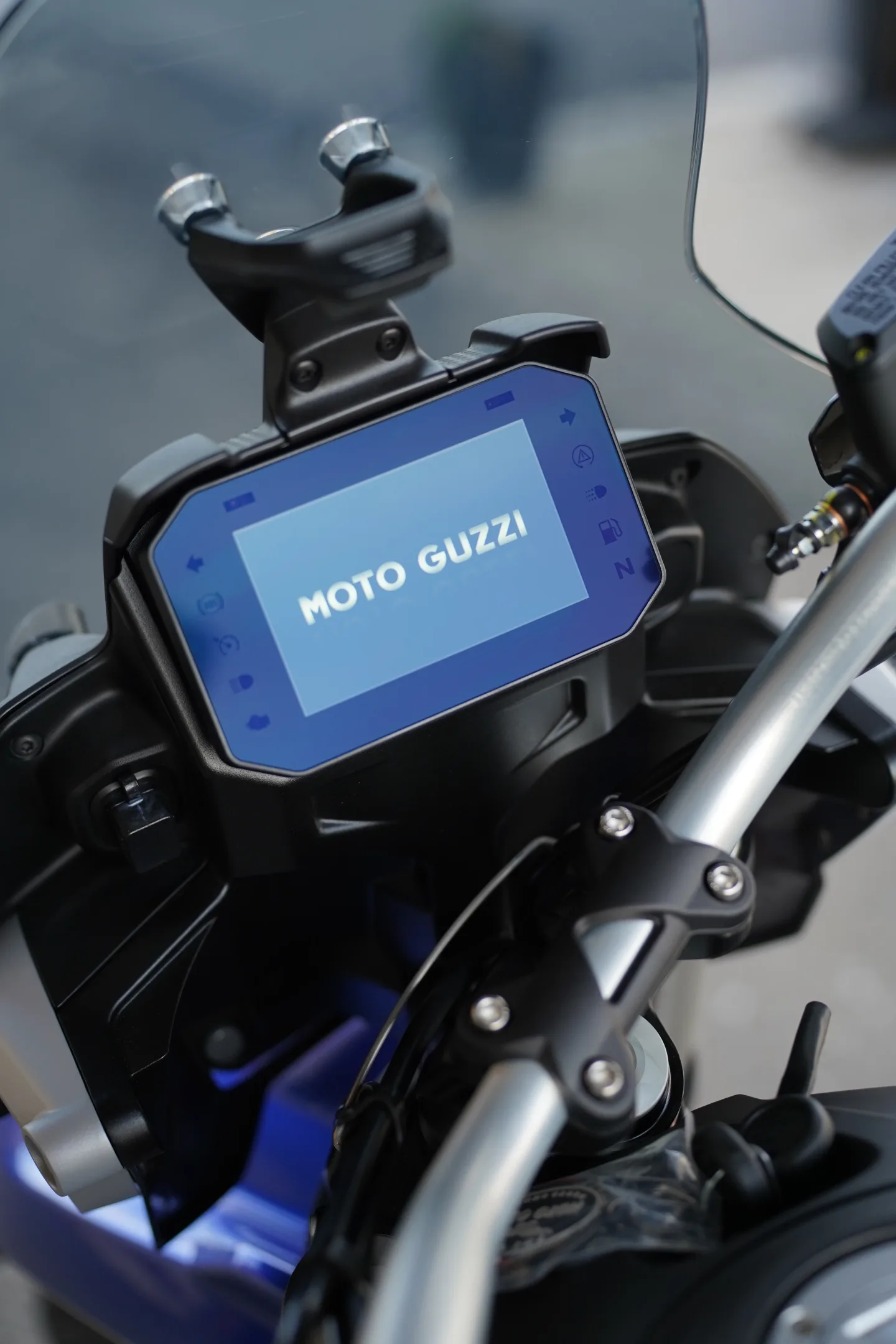 2027 Moto Guzzi V85TT - Giallo Wadi