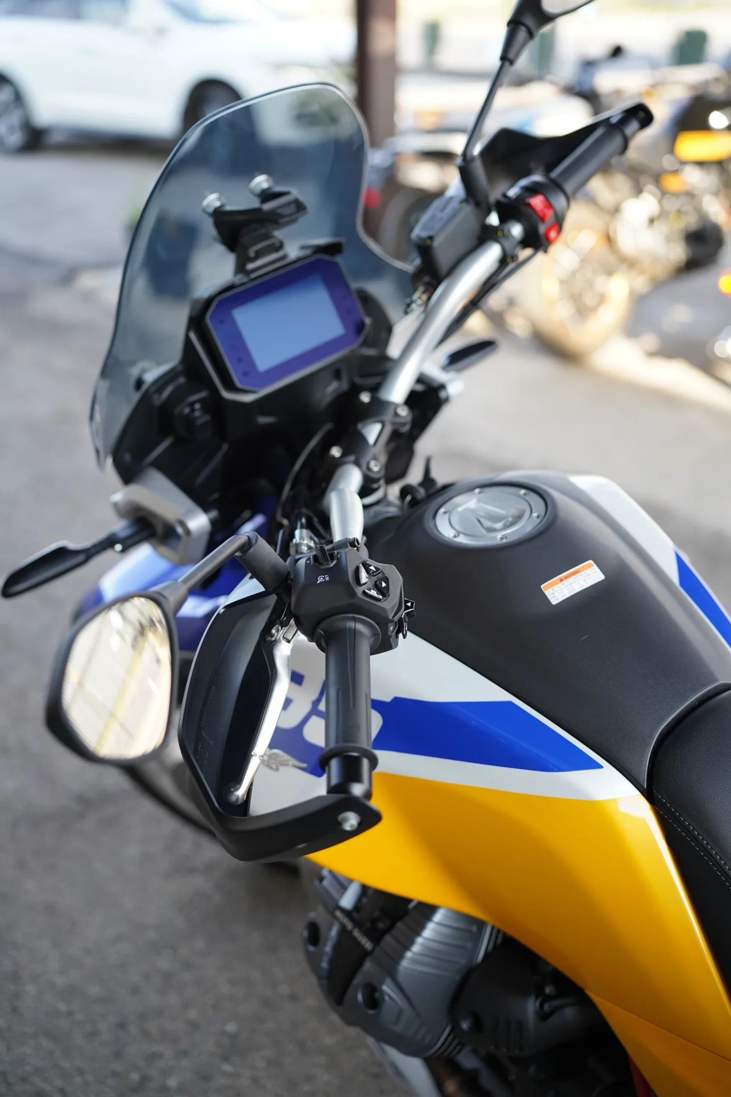 2027 Moto Guzzi V85TT - Giallo Wadi