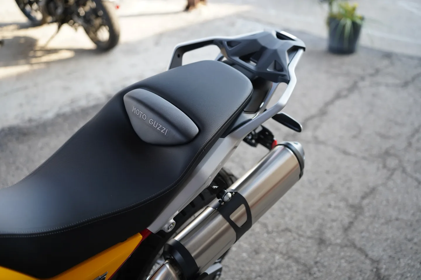 2027 Moto Guzzi V85TT - Giallo Wadi