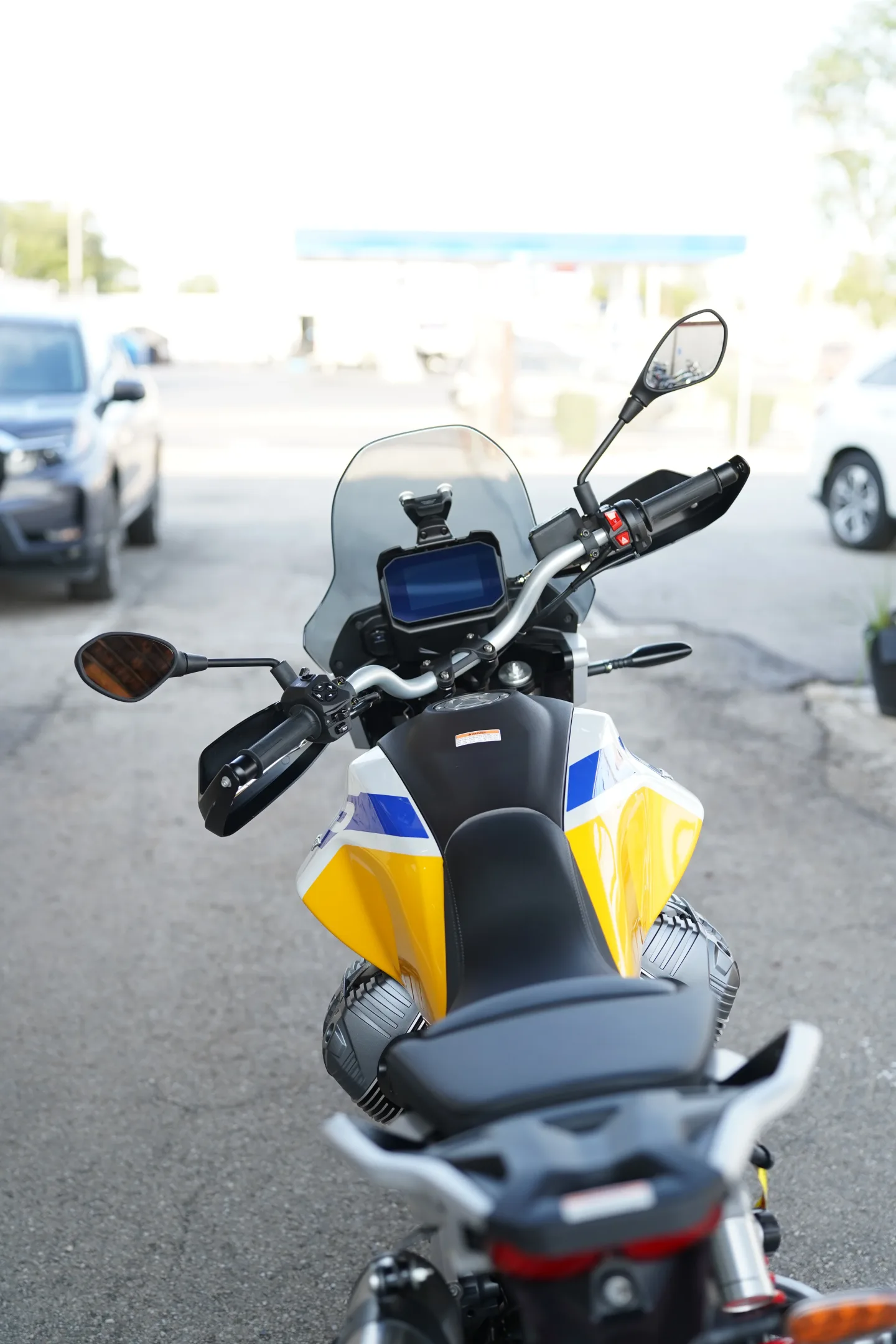 2027 Moto Guzzi V85TT - Giallo Wadi
