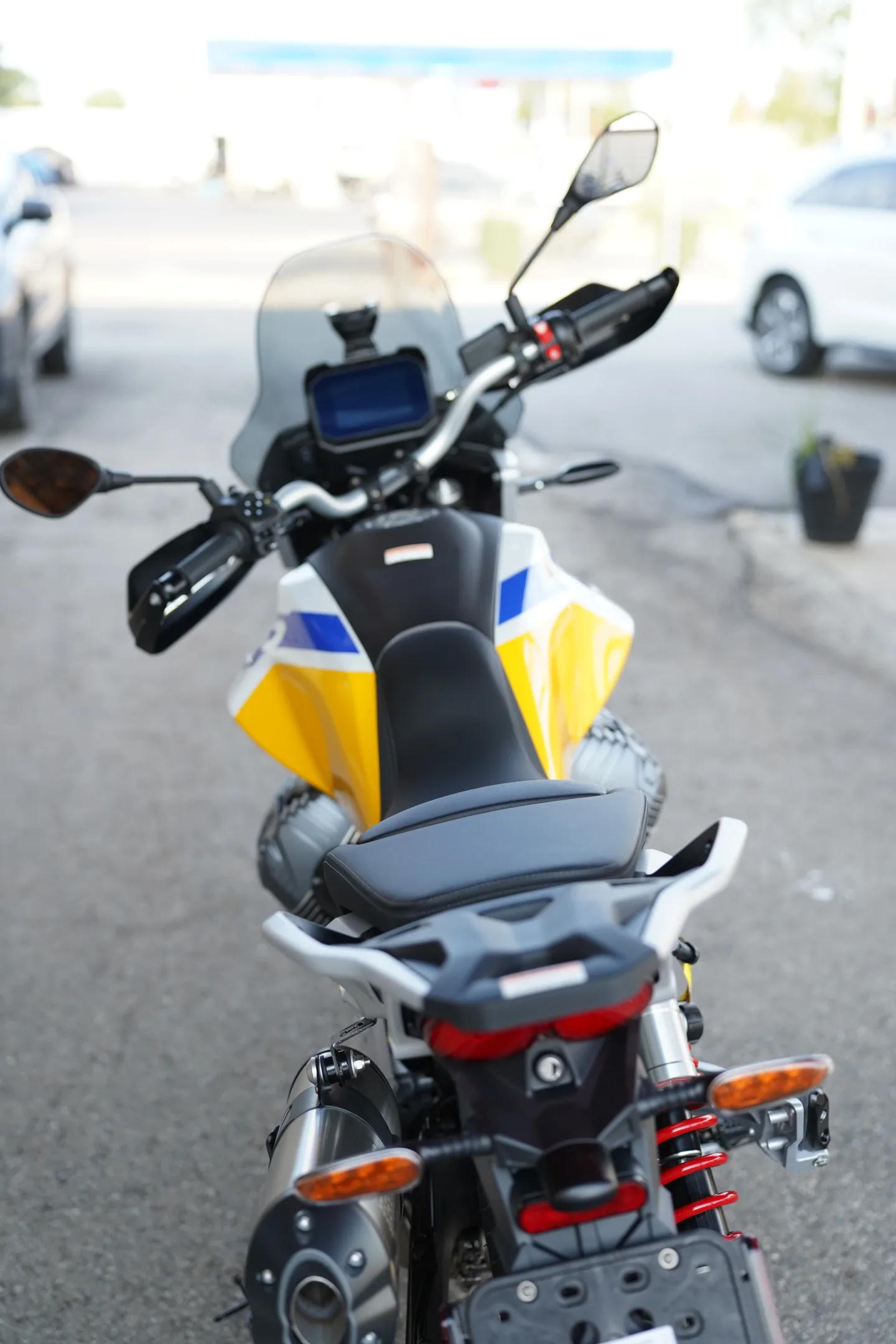2027 Moto Guzzi V85TT - Giallo Wadi