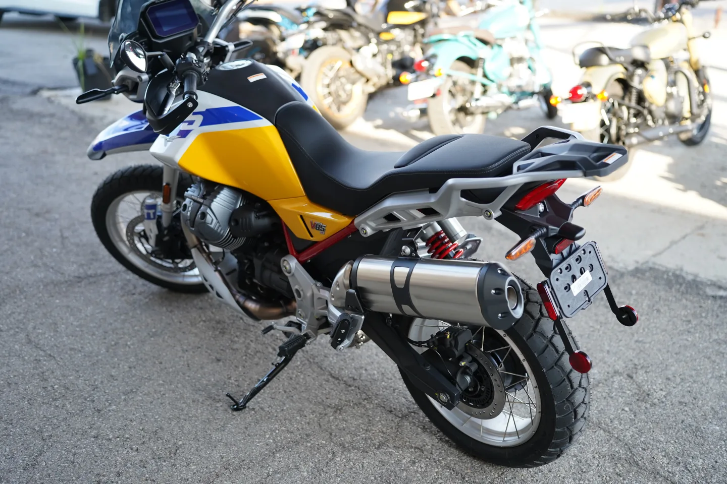 2027 Moto Guzzi V85TT - Giallo Wadi