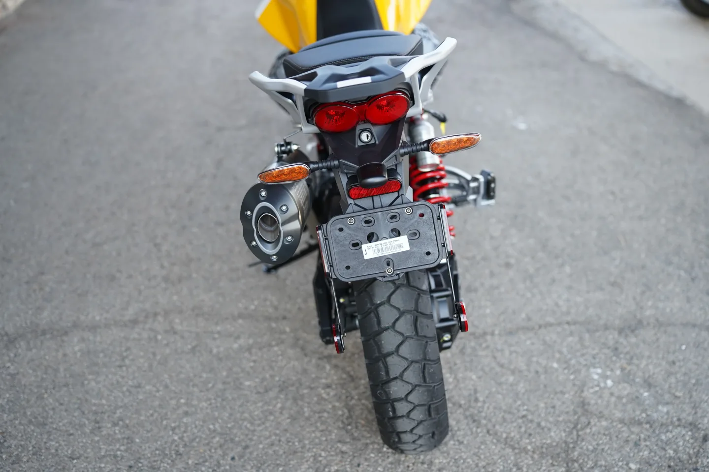 2027 Moto Guzzi V85TT - Giallo Wadi