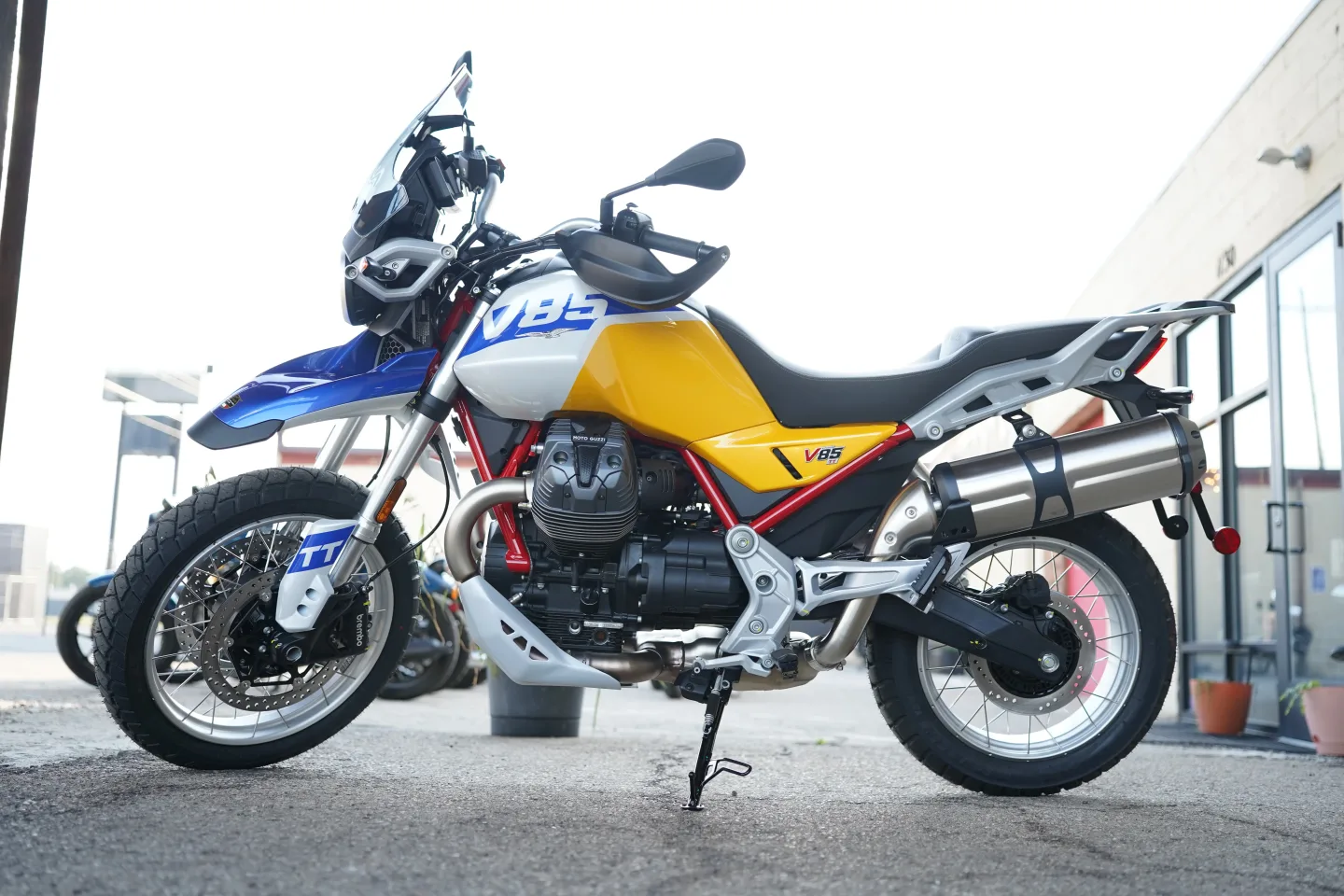 2027 Moto Guzzi V85TT - Giallo Wadi