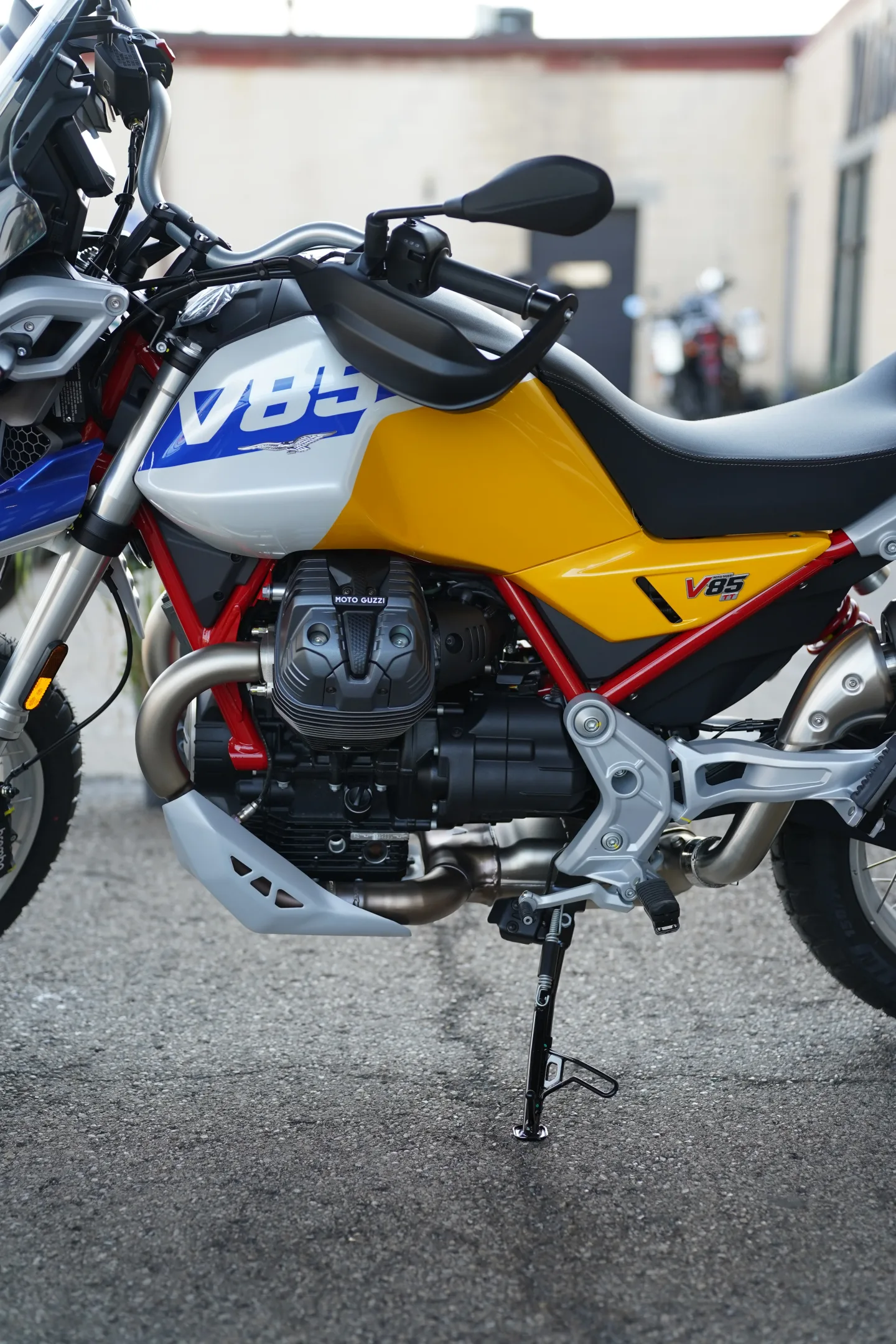 2027 Moto Guzzi V85TT - Giallo Wadi