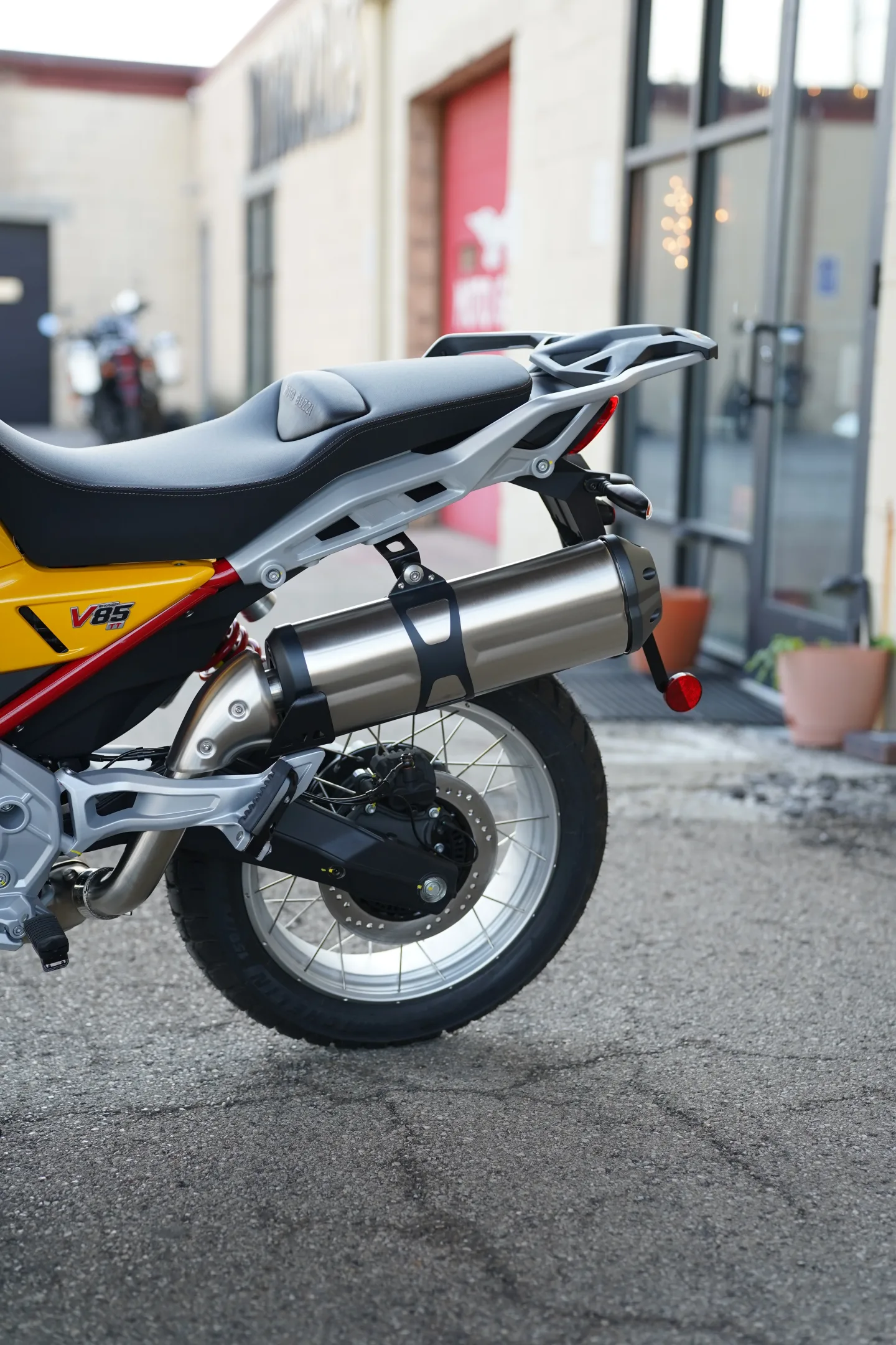 2027 Moto Guzzi V85TT - Giallo Wadi