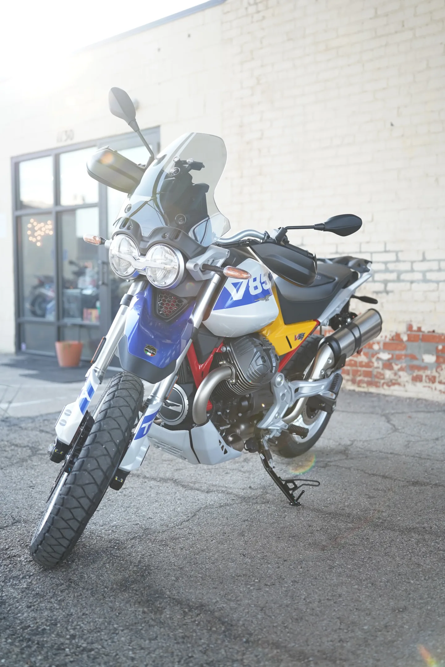 2027 Moto Guzzi V85TT - Giallo Wadi